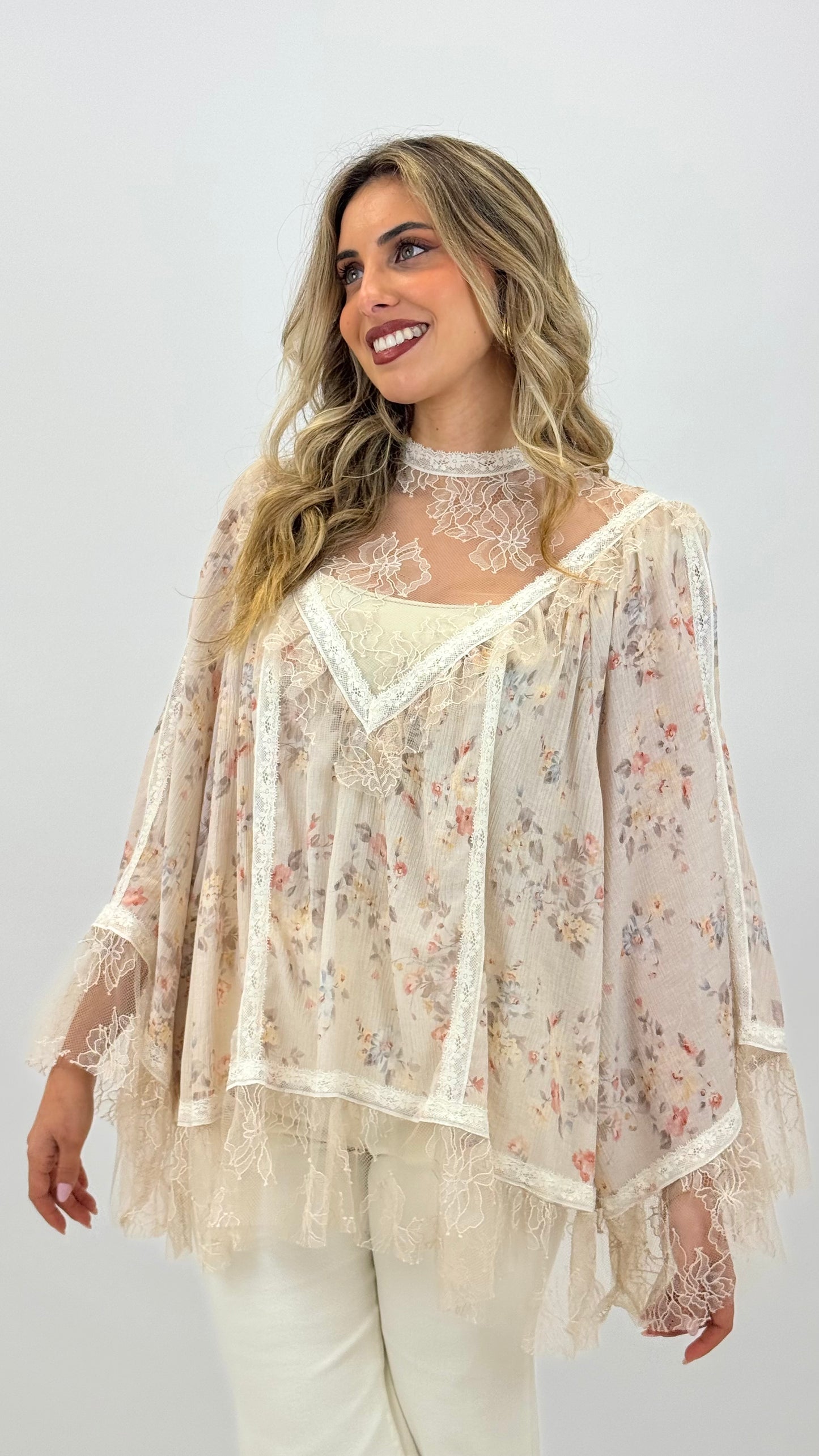 Blusa florzinhas fundo creme com renda