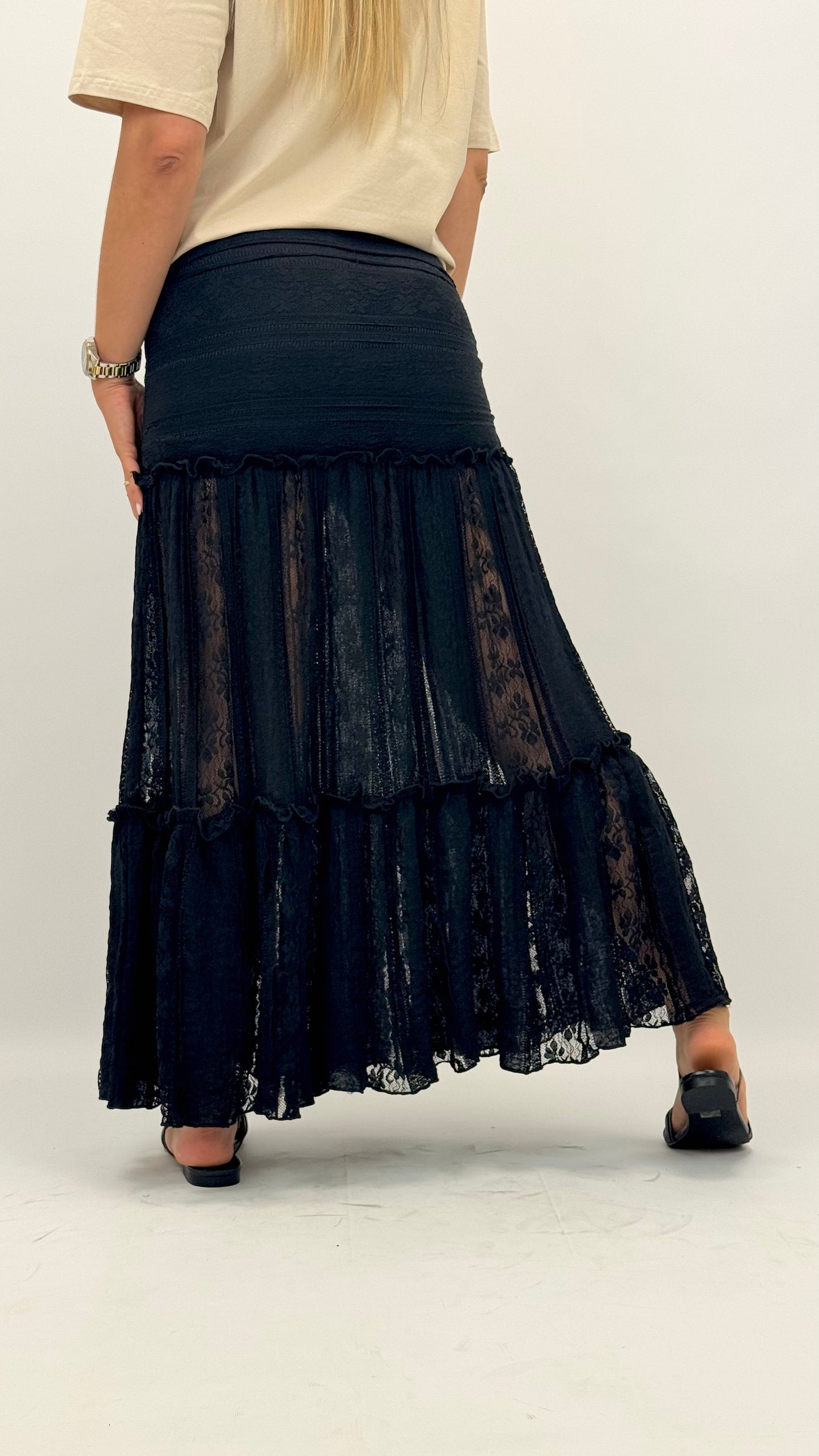 Saia midi rendada preta