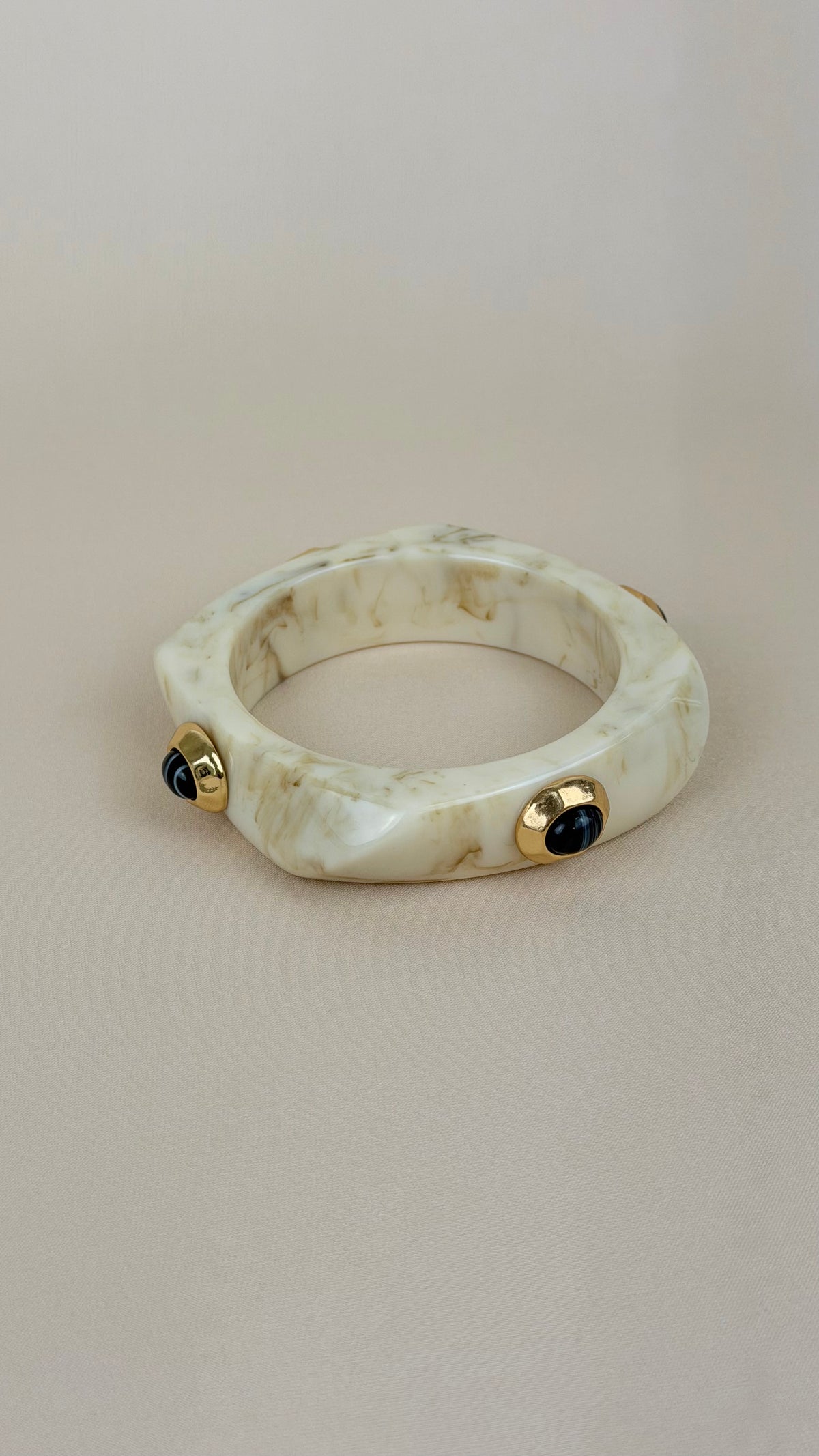 Pulseira massa creme e pedrinhas pretas