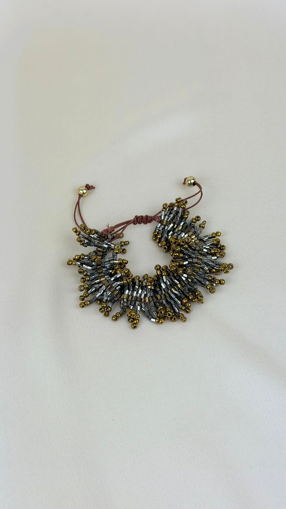 Pulseira missangas tons cinza e dourado