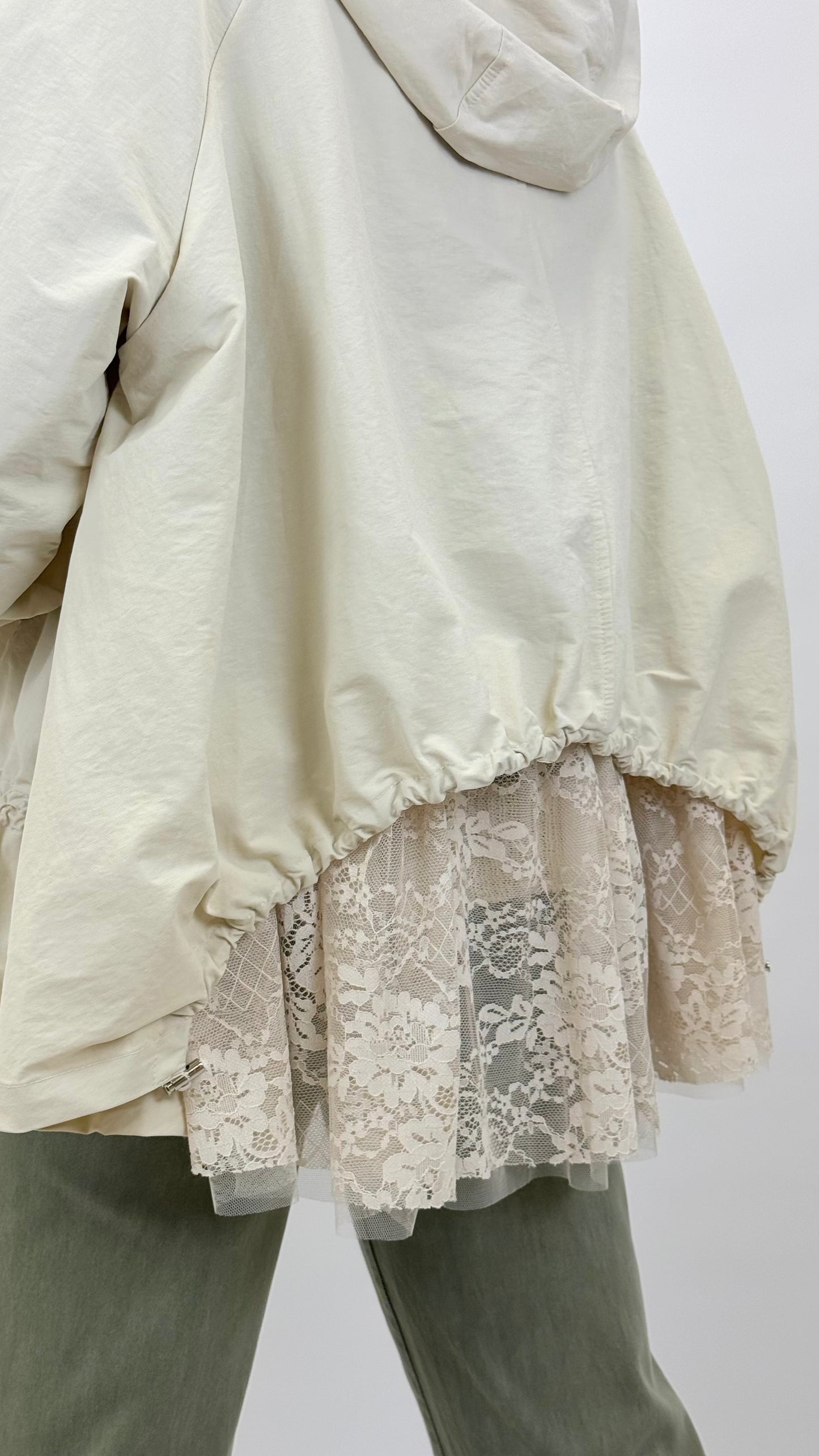 Parka creme com carapuço e renda