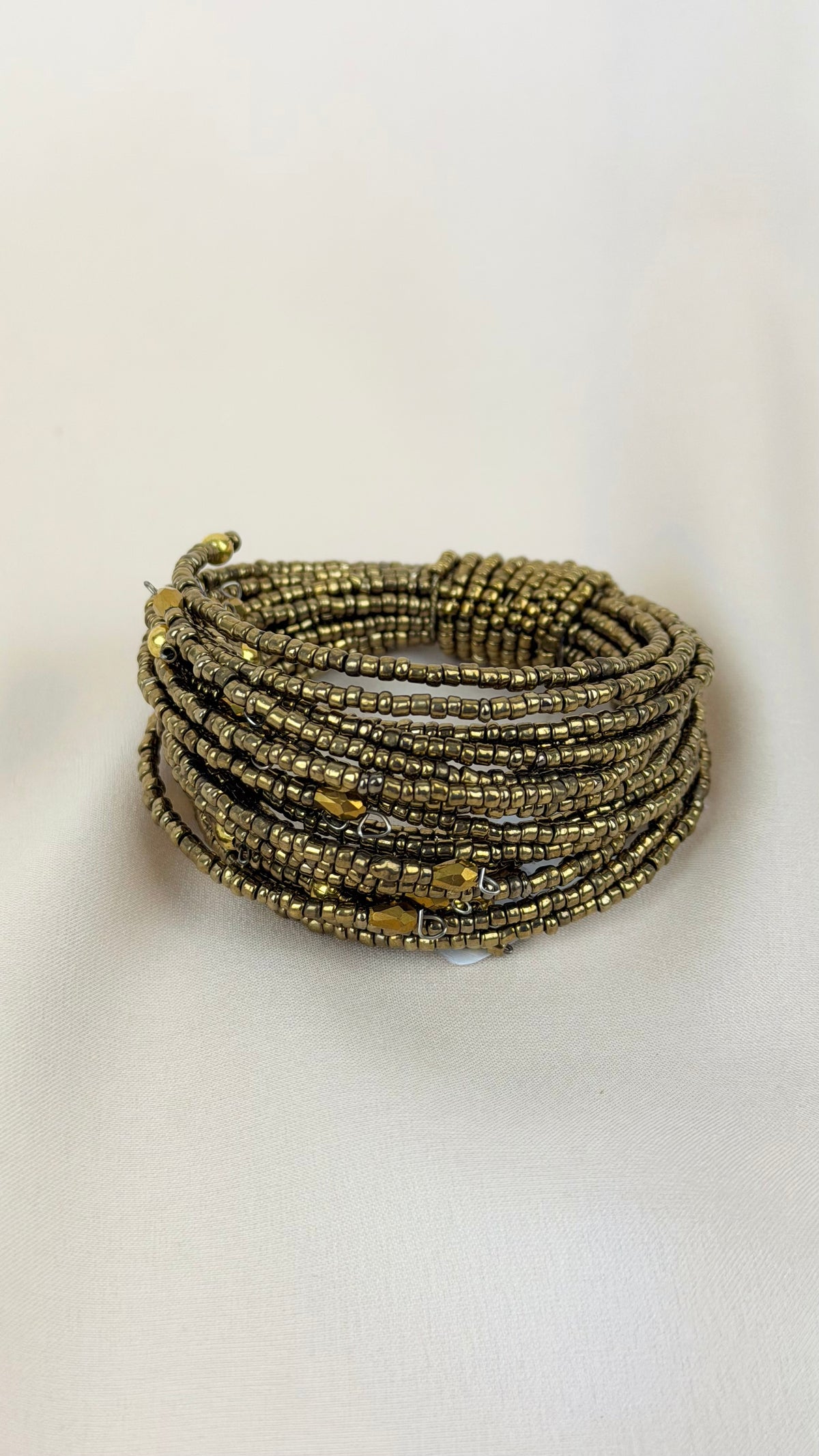 Pulseira missangas tons dourado-velho