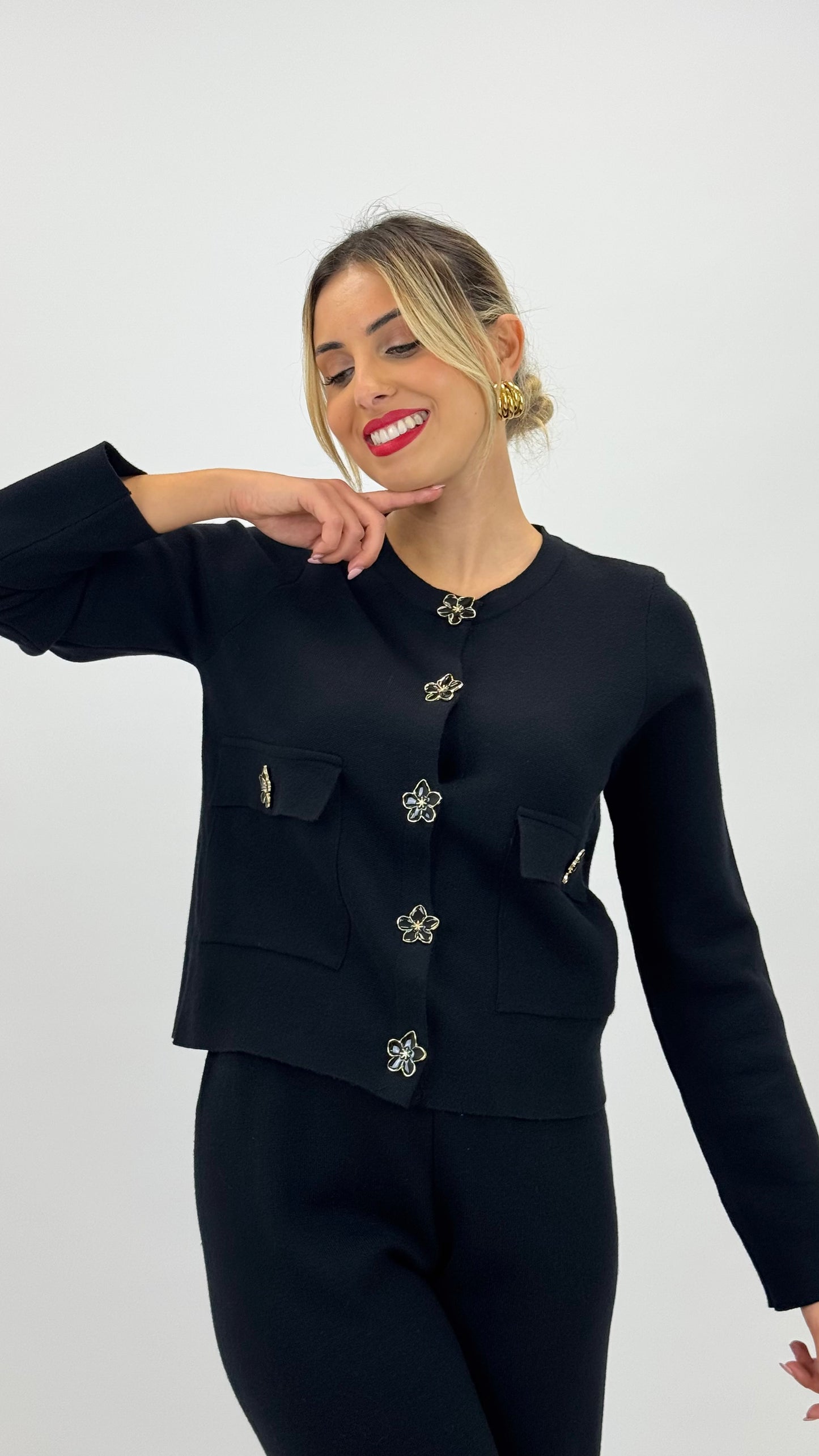 Conjunto malha preto com botões formato flôr