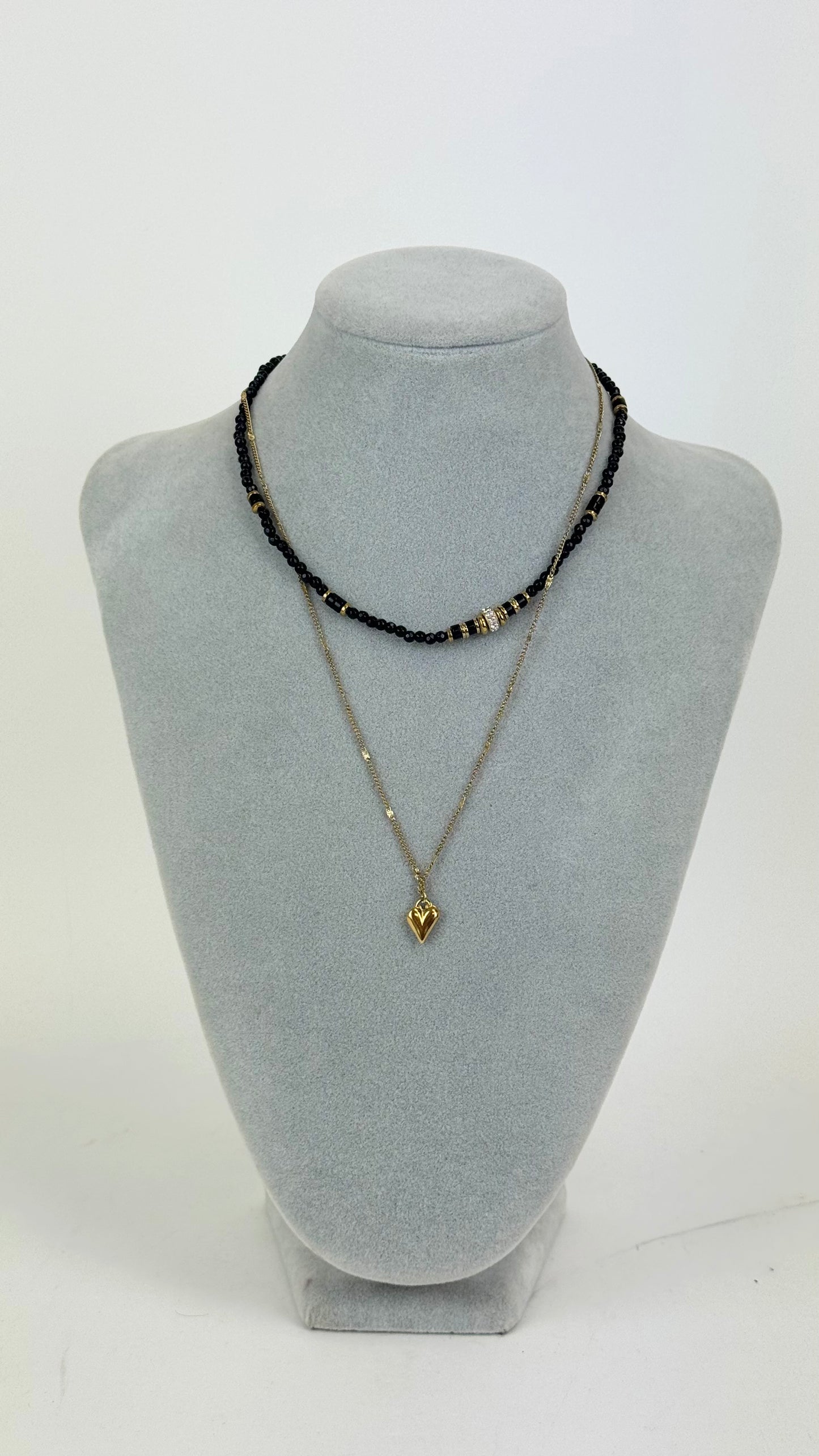Colar 2 fios com missangas pretas e coração