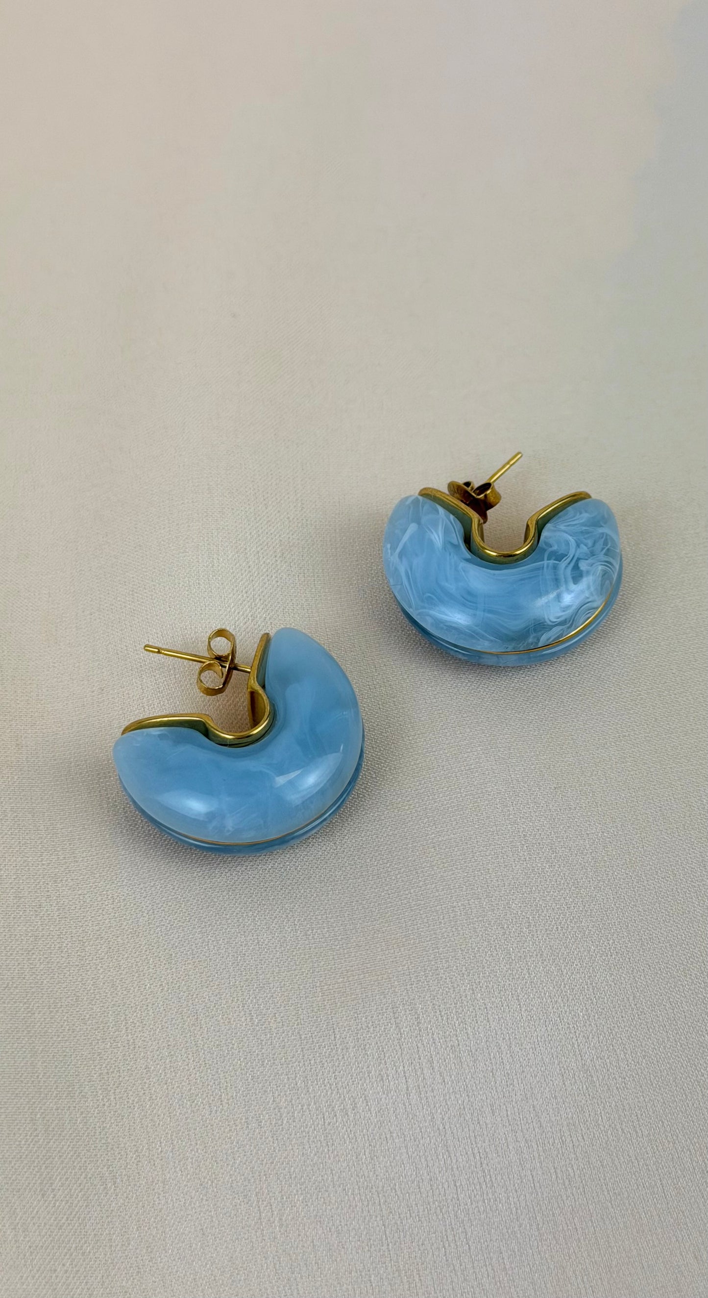 Brincos aço dourado e acrílico azul-bebé