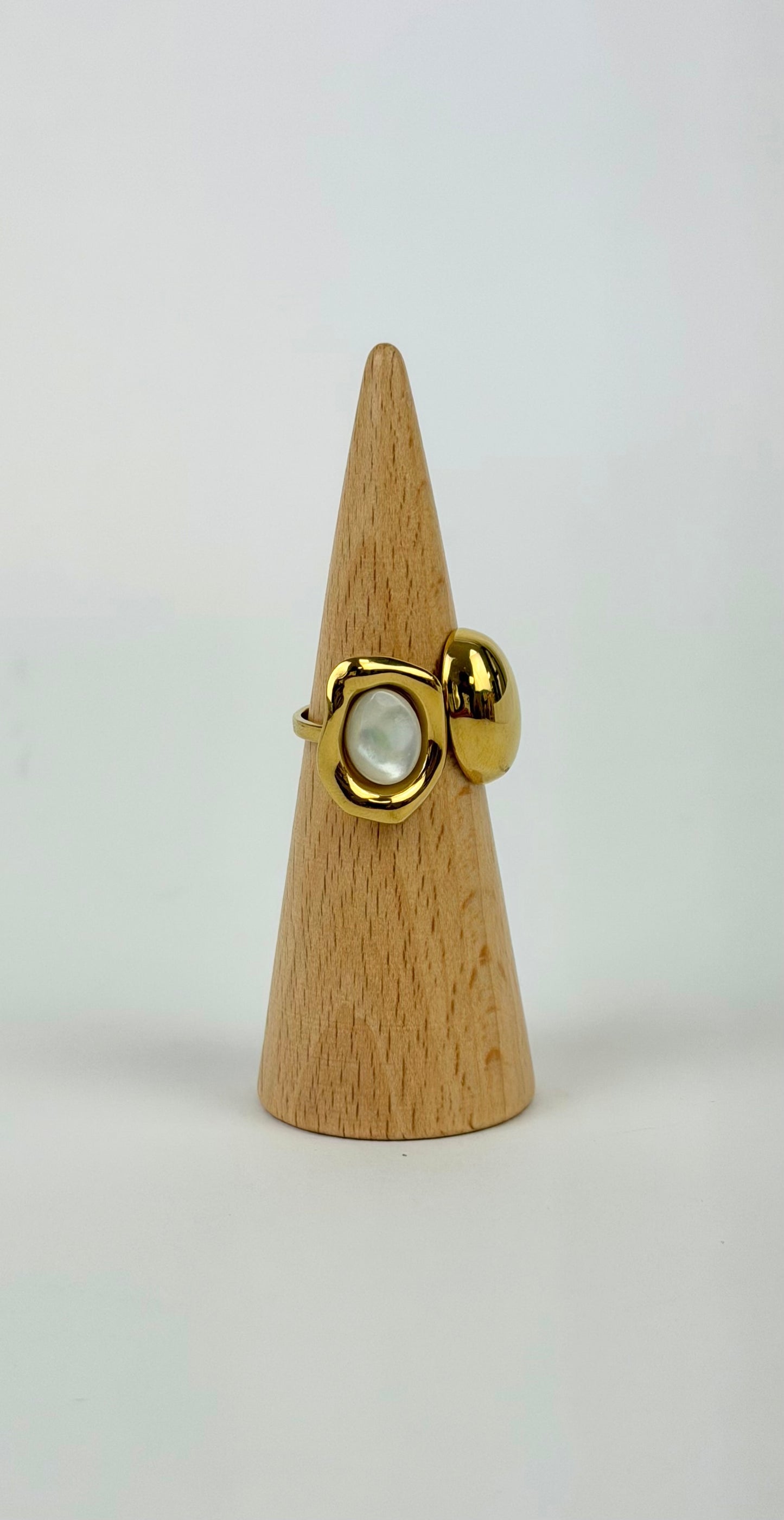 Anel aço dourado ajustável com pedra pérola