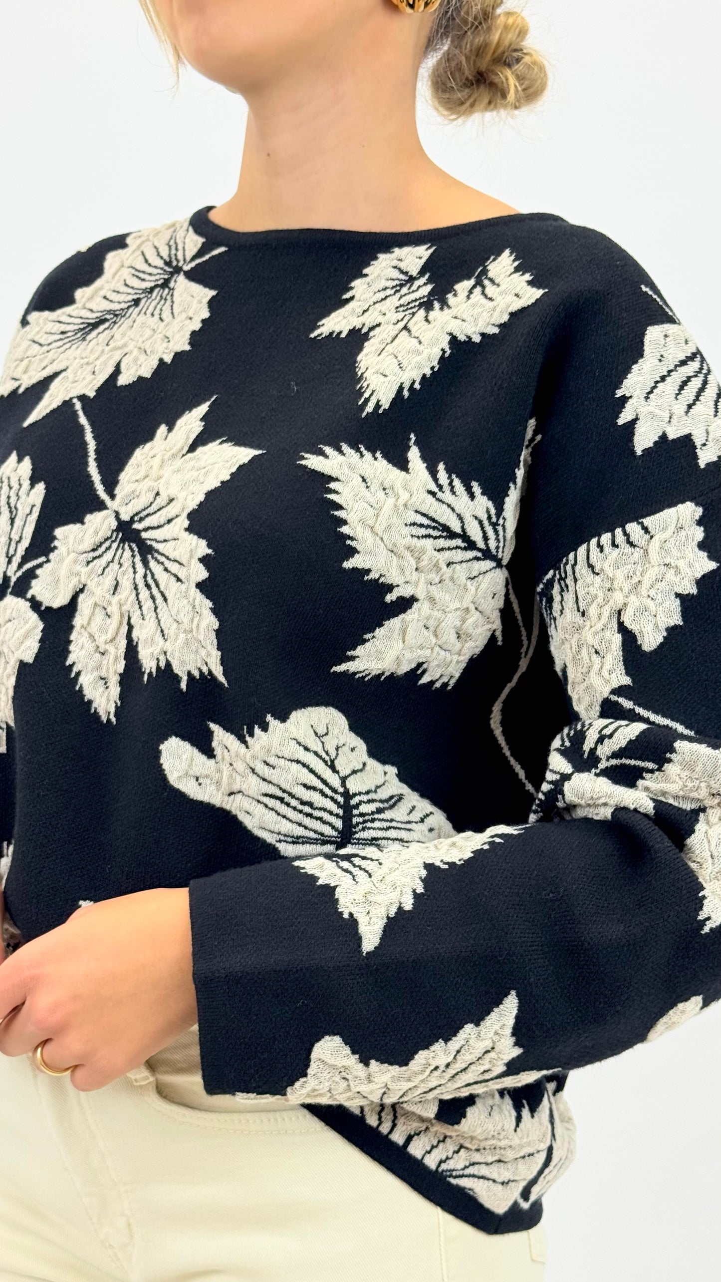 Camisola malha preta com desenhos em relevo pérola