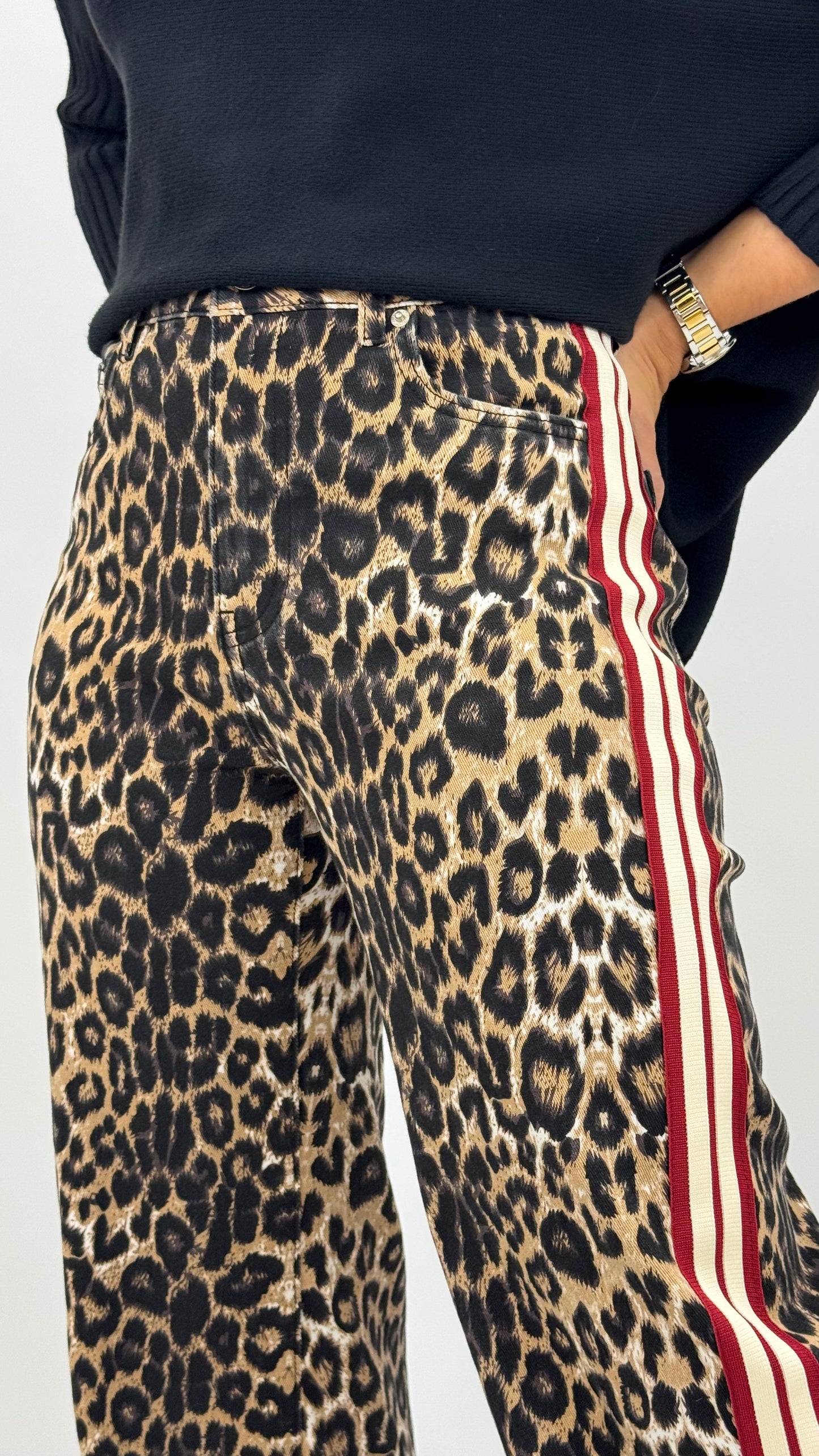 Calça animal-print risca lateral vermelha e pérola