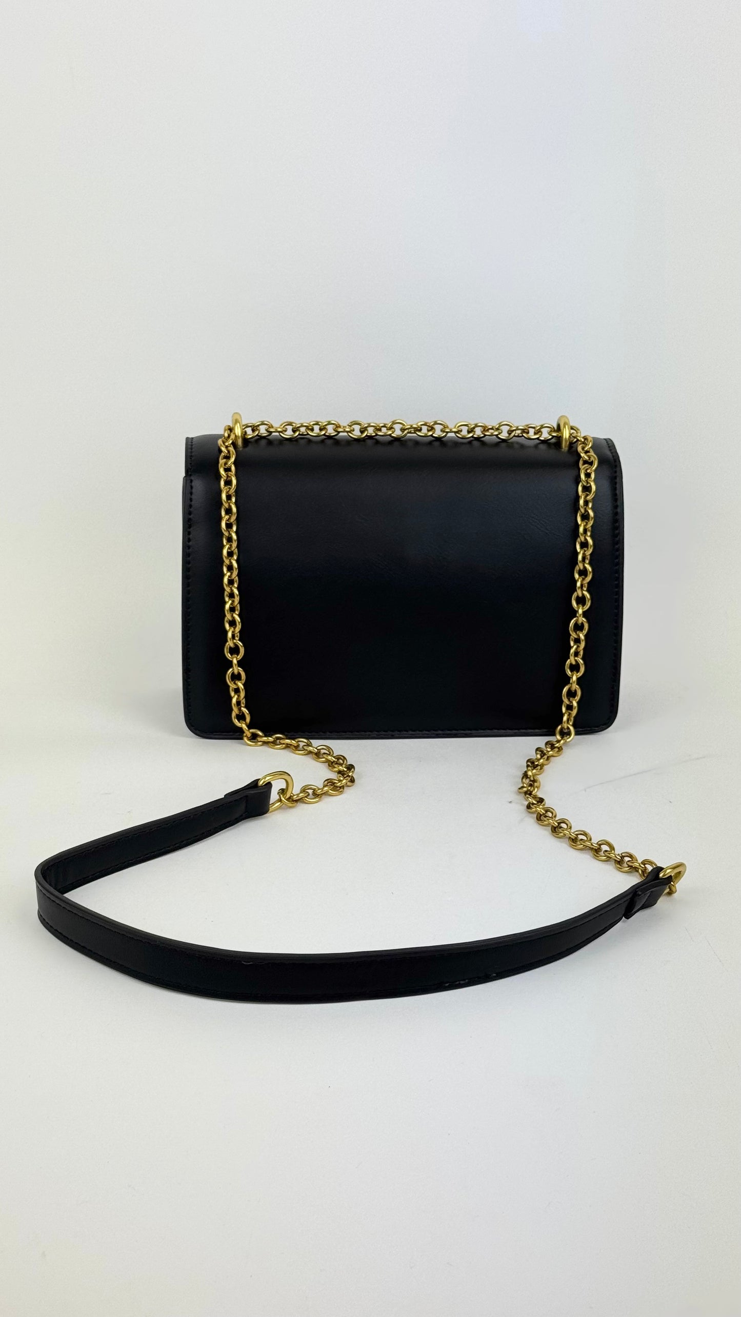 Carteira eco-pele preta com pormenor dourado