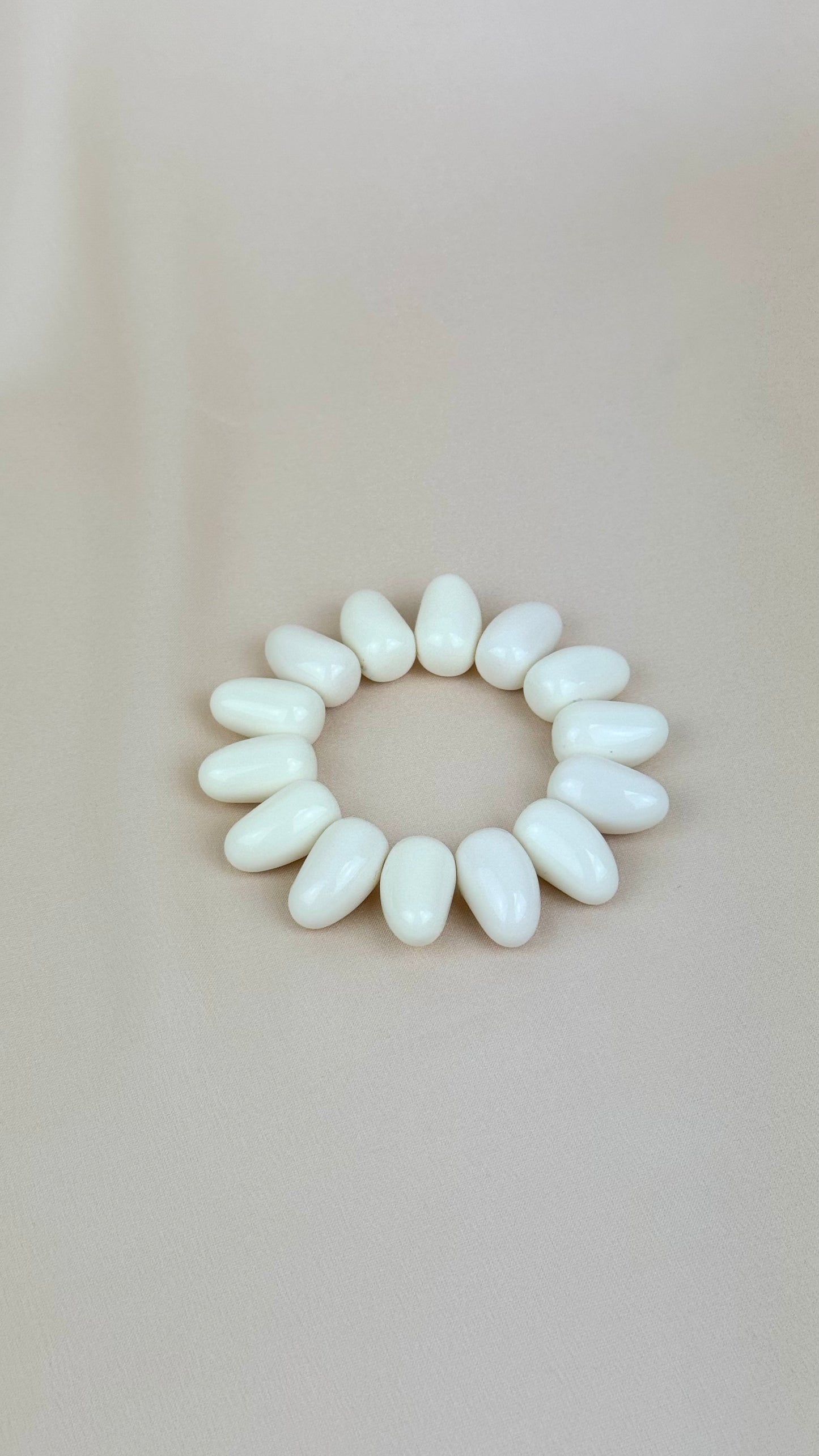 Pulseira elástico peças acrílico pérola