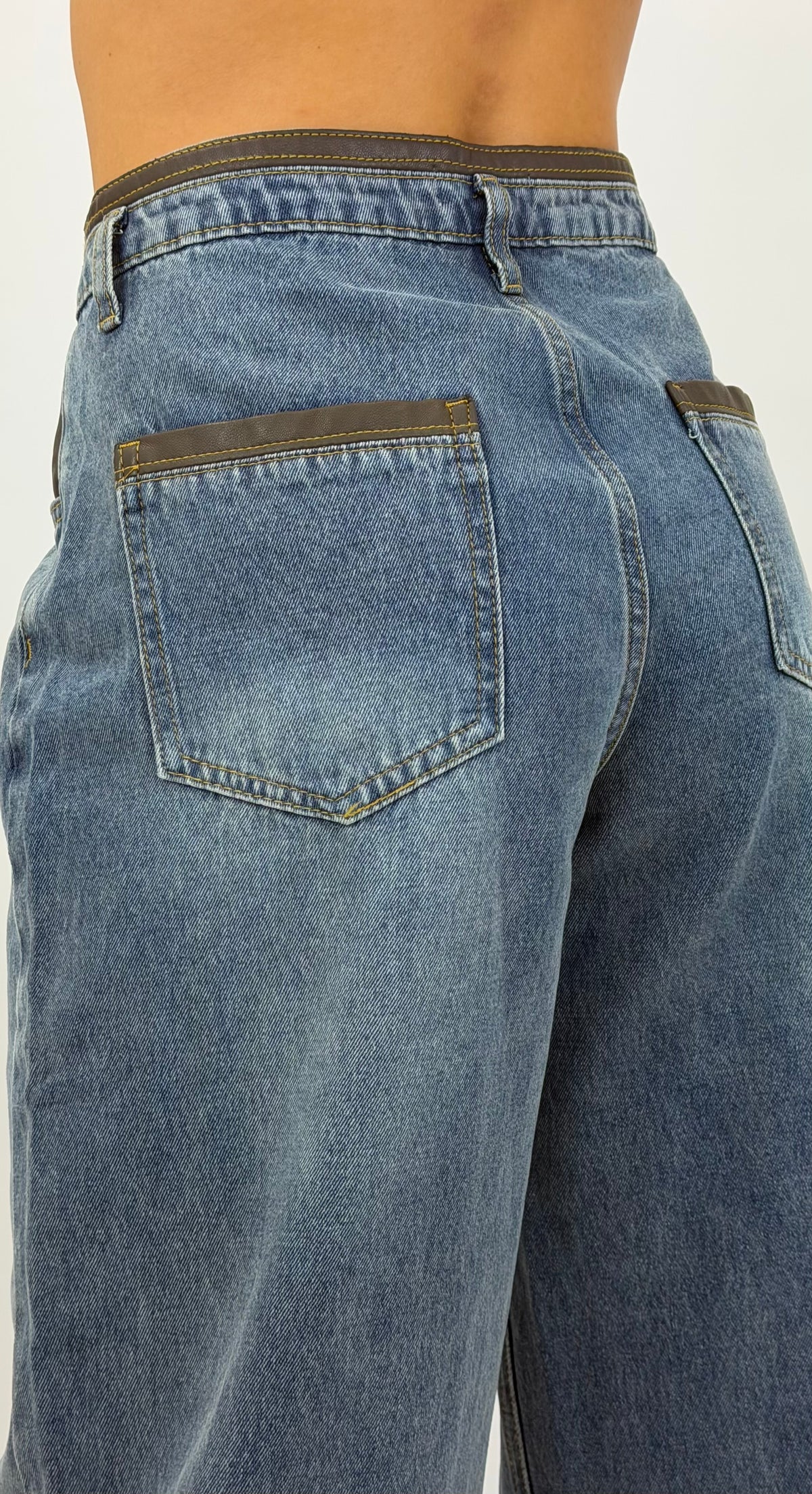 Calça ganga larga com detalhes napa castanho