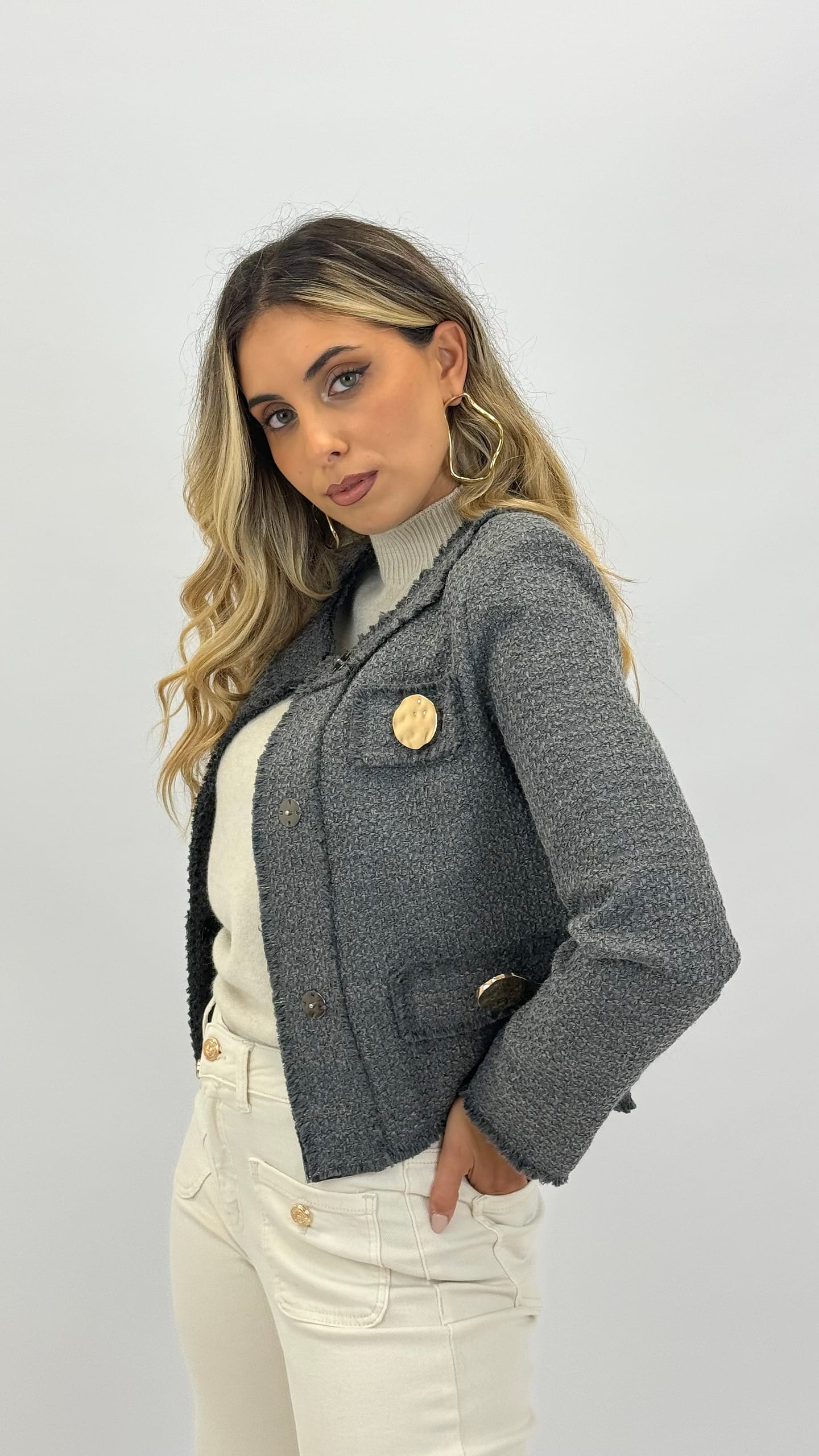Casaco cinza antracite com botões dourados