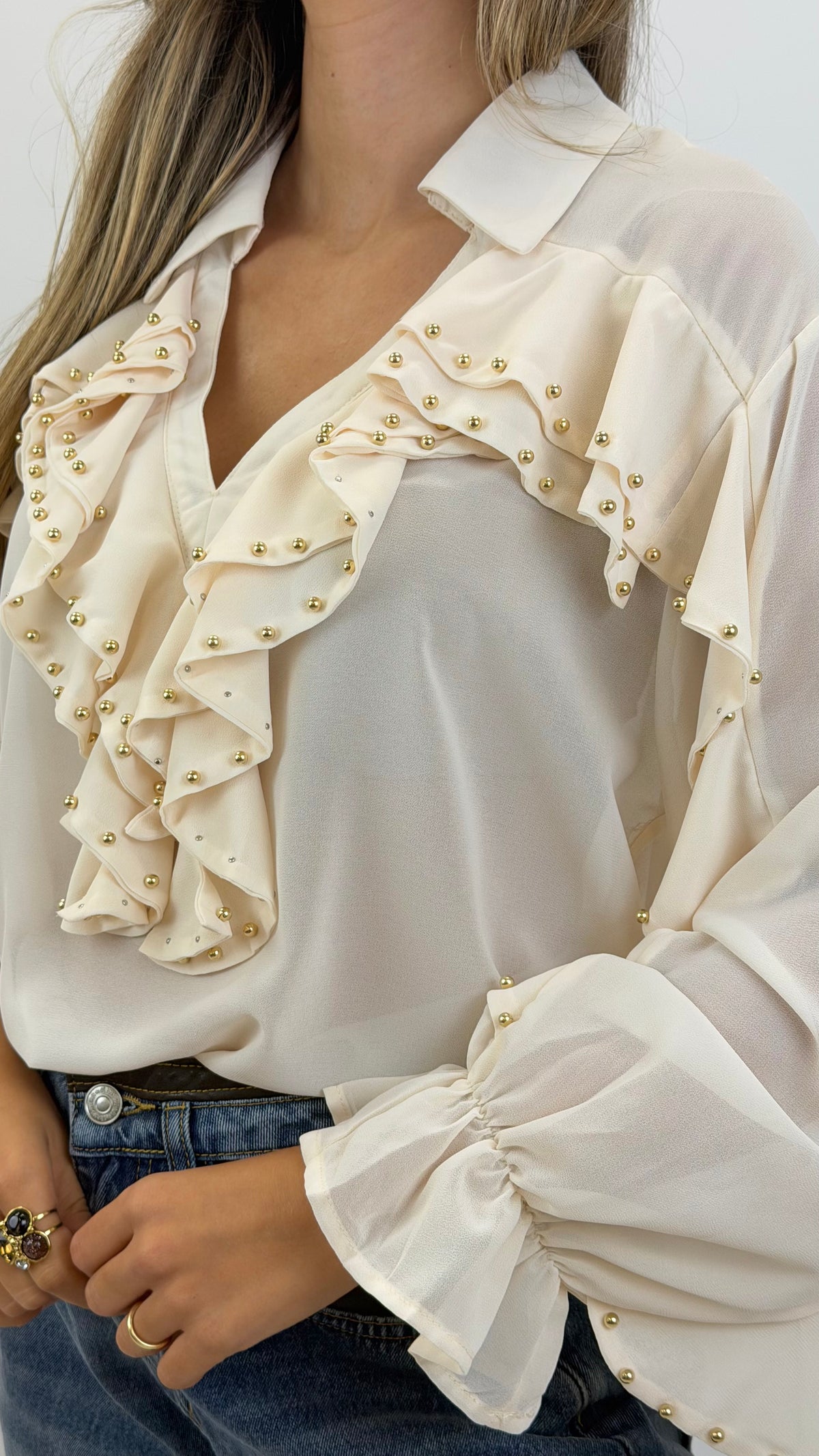 Blusa folhos com tachas douradas creme