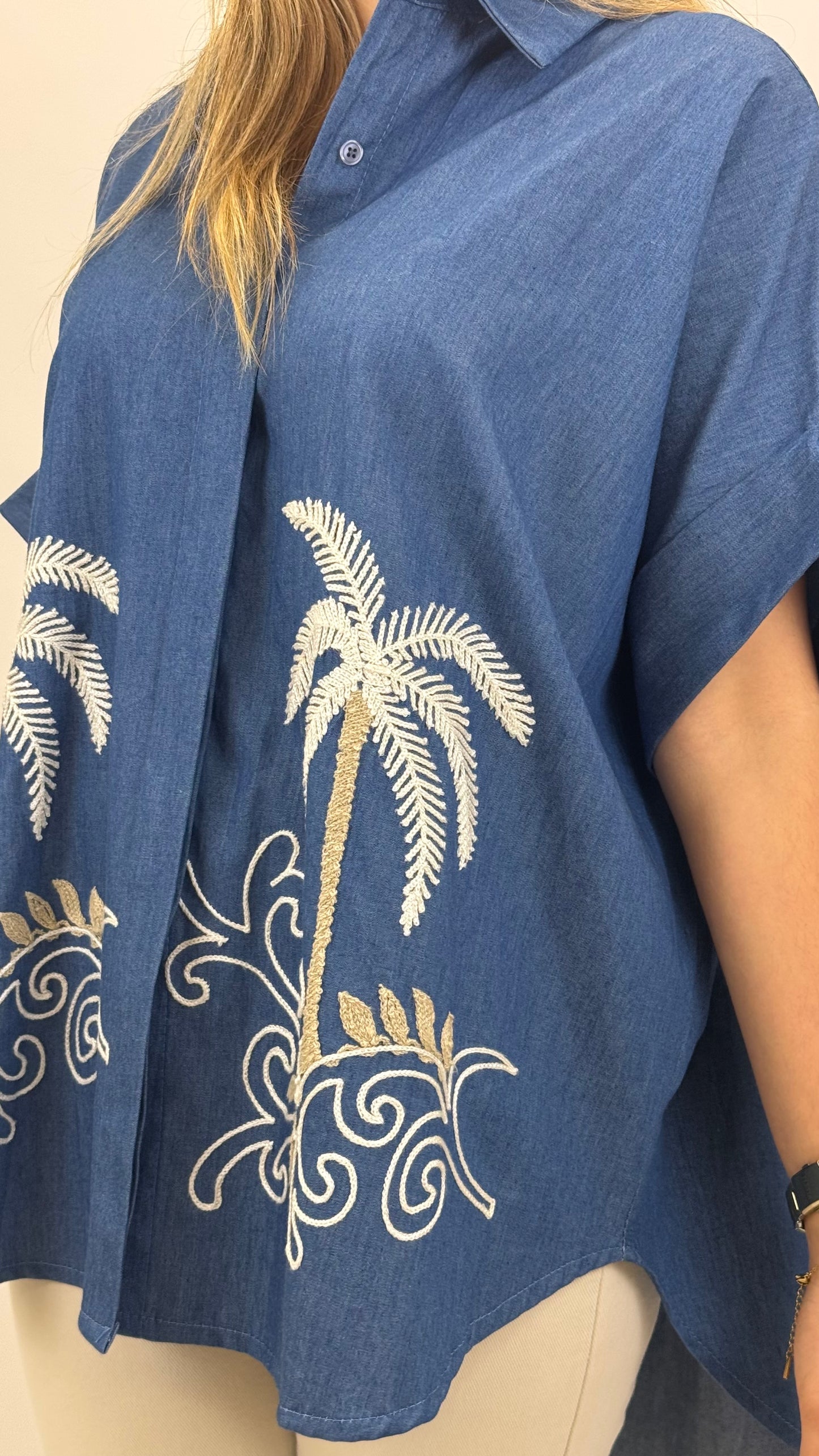 Blusa ganga azul com palmeiras bordadas