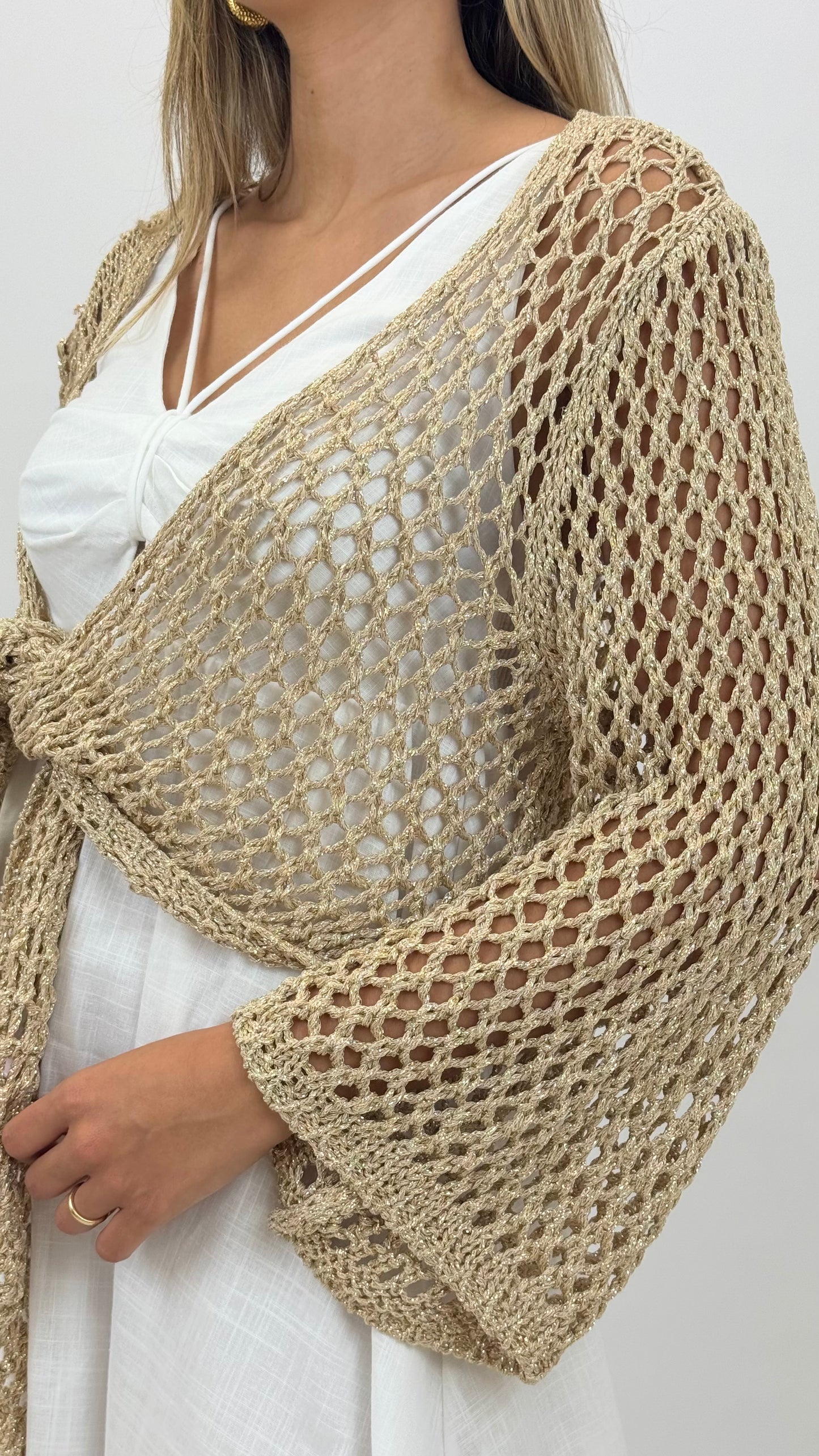 Casaco malha dourado perfurado