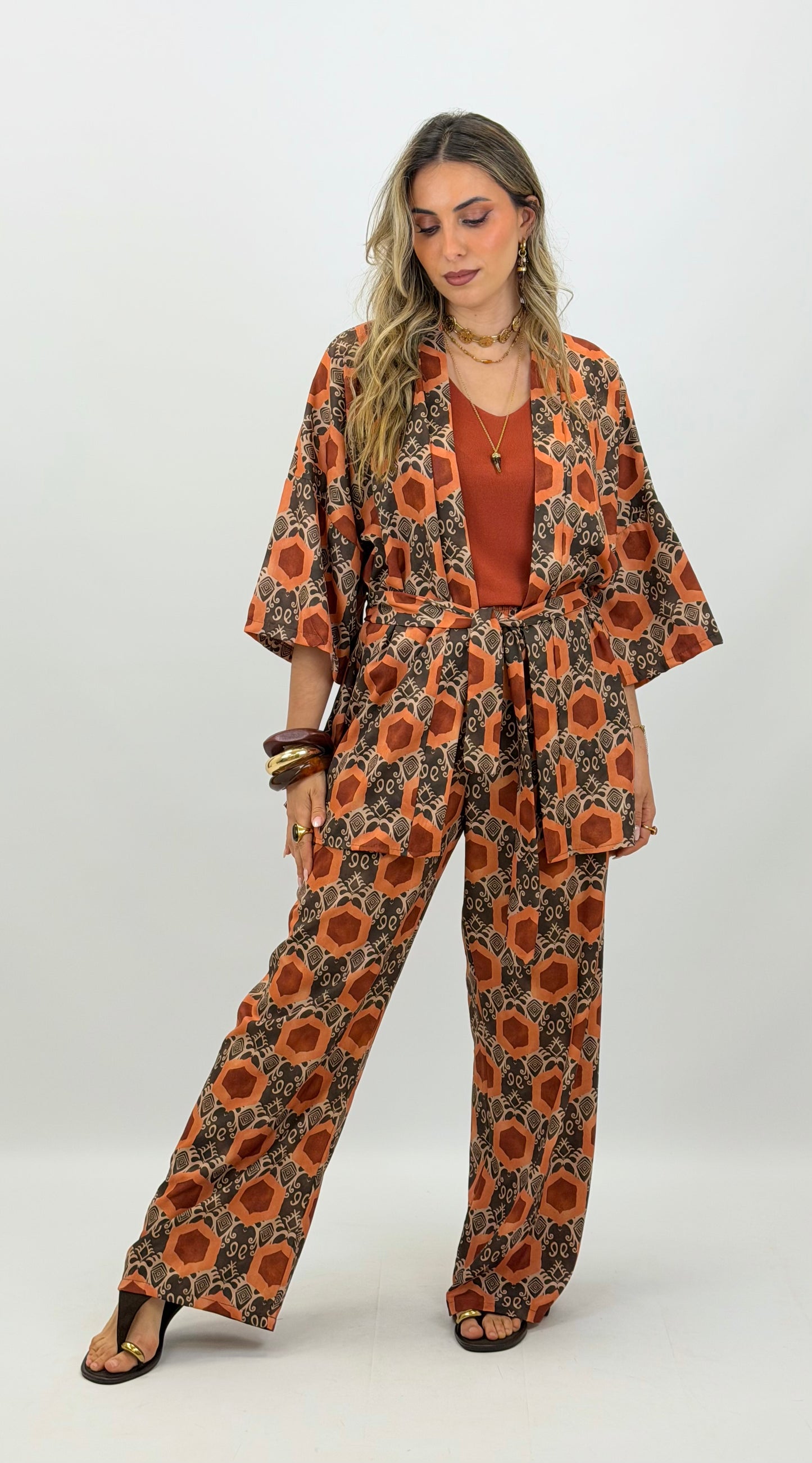 Conjunto kimono e calça tons castanho e telha