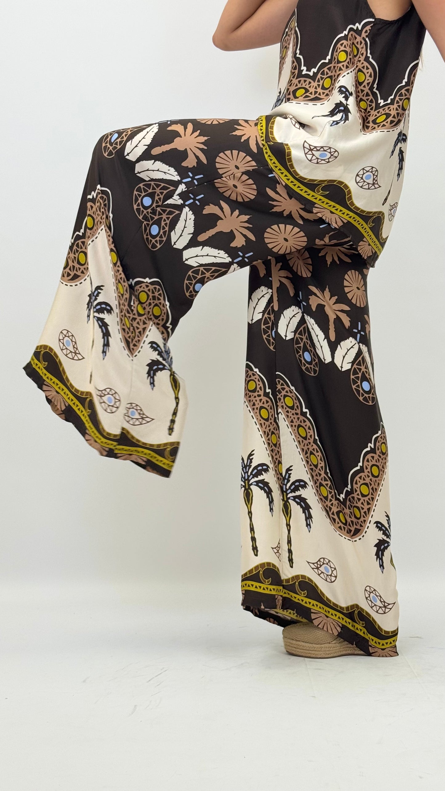 Pantalona acetinada tons castanho