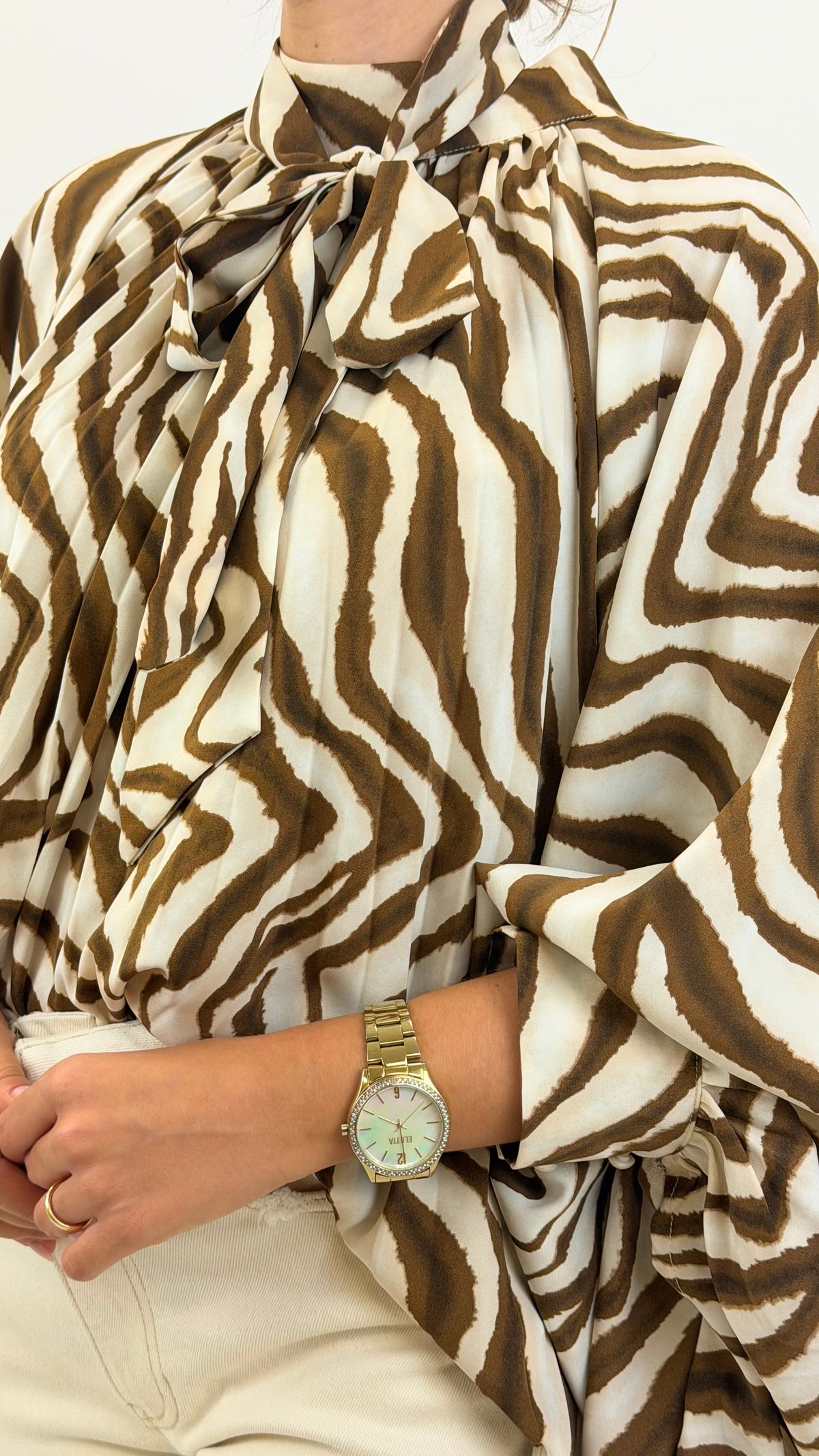 Blusa plissada estampado zebra tons camel e pérola