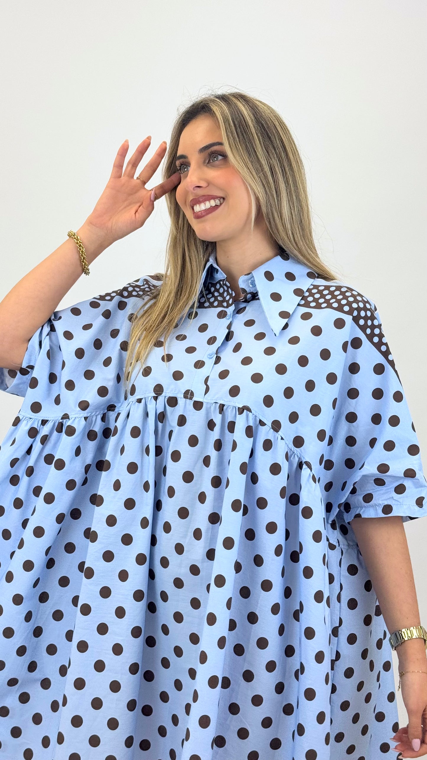 Vestido largo azul-bebé com pintas castanhas