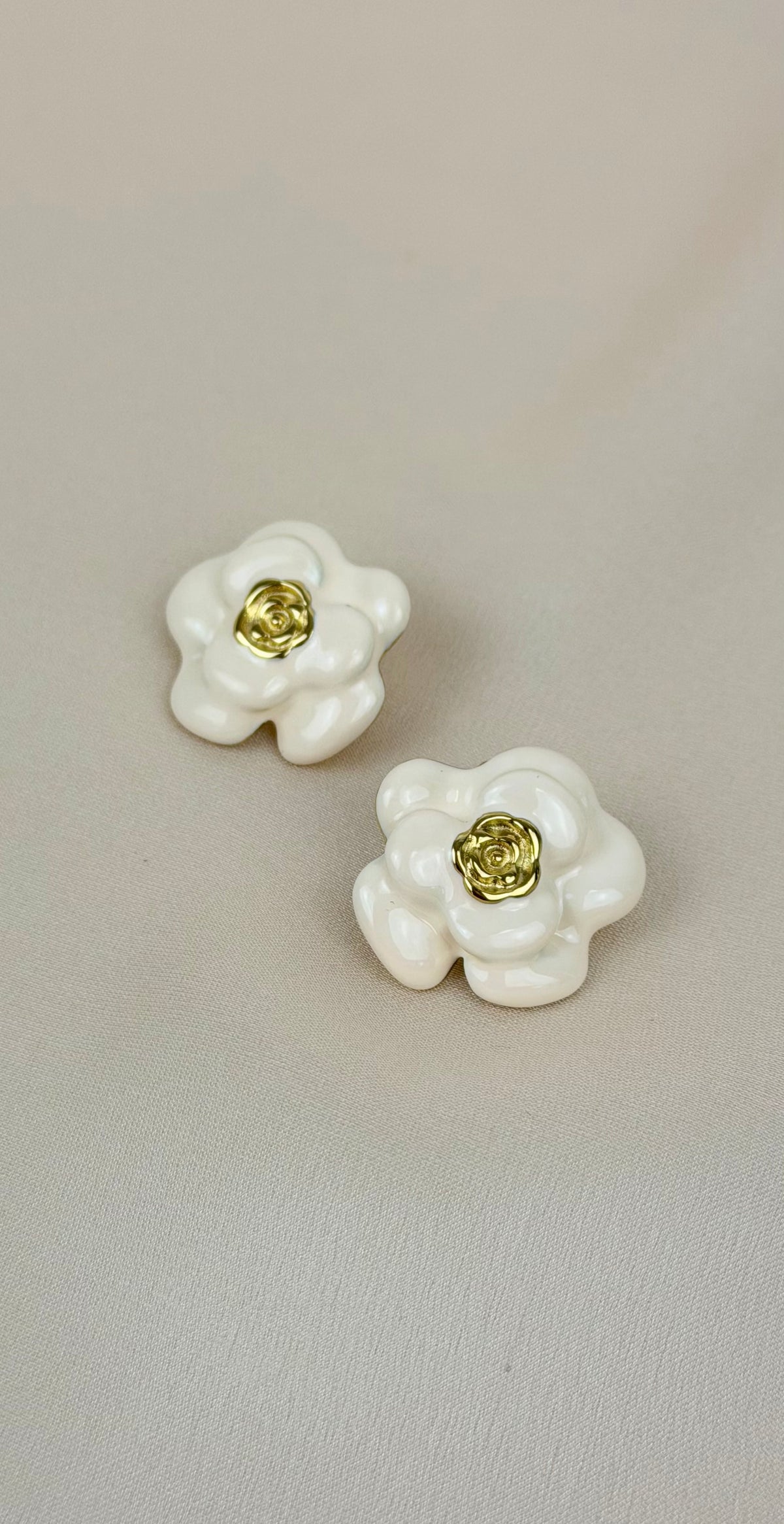 Brincos aço flores creme