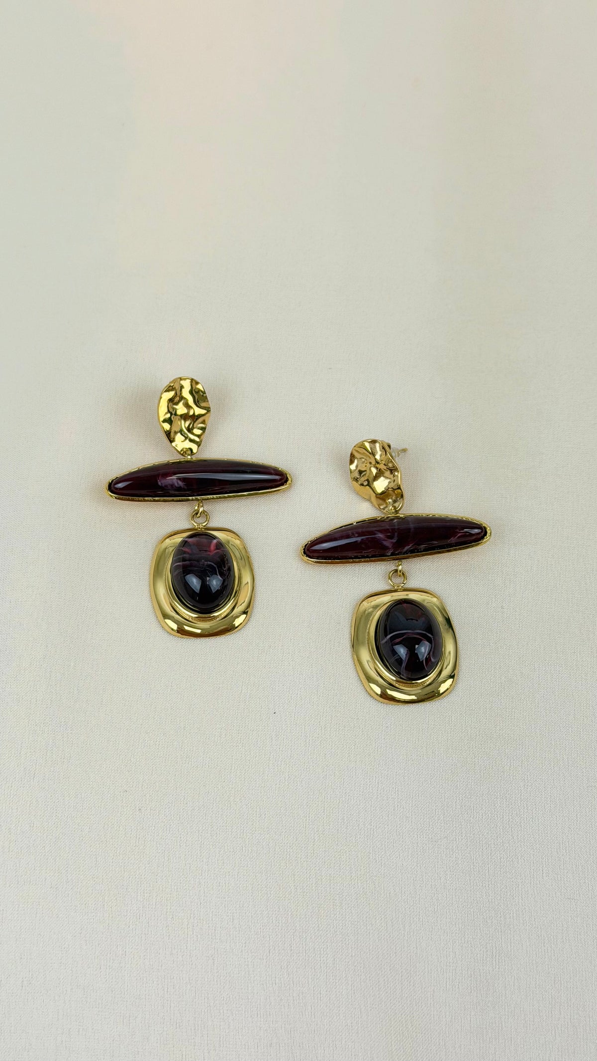 Brincos pendentes aço dourado e pedras bordeaux
