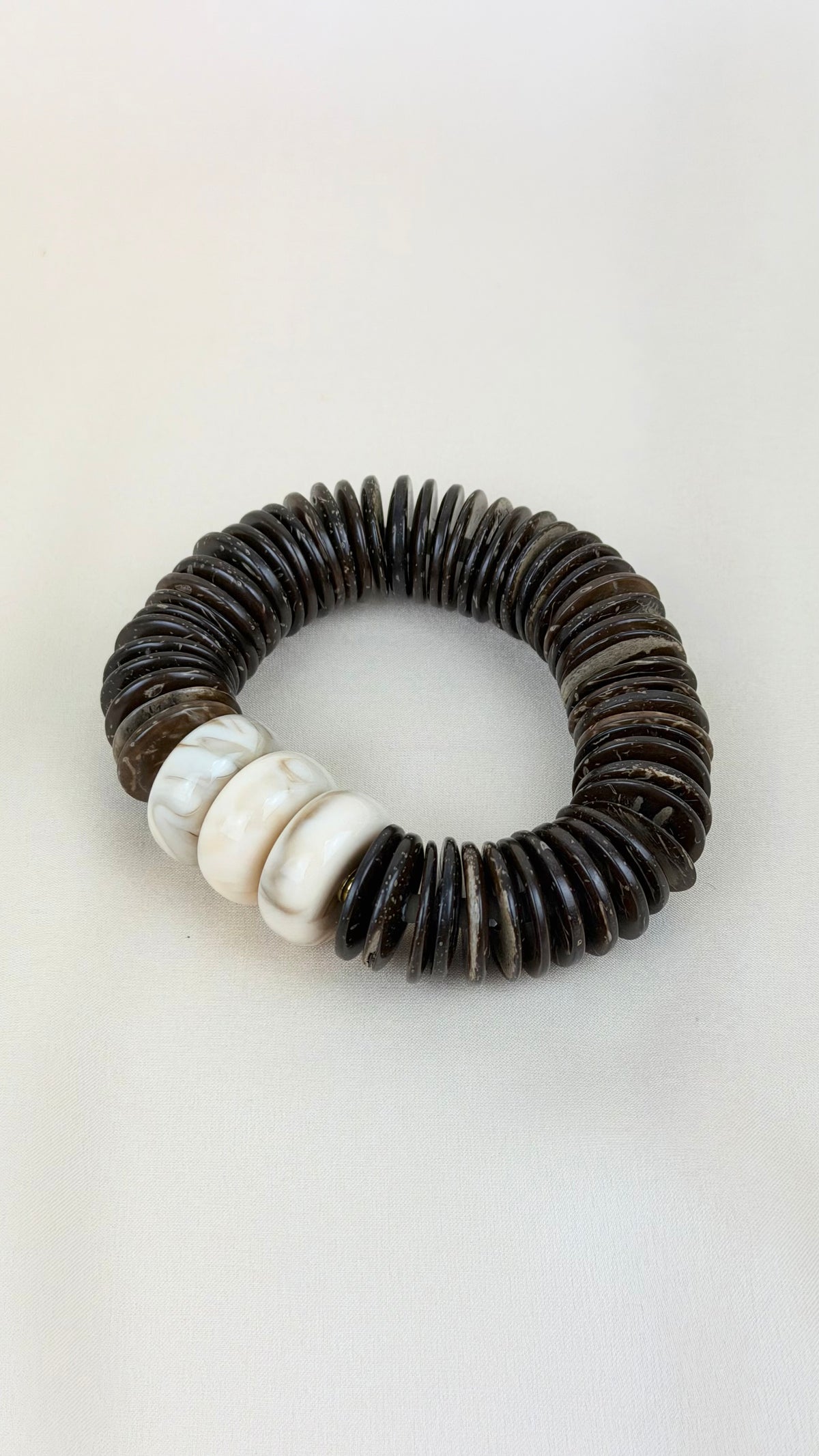 Pulseira acrílicos redondos estilo madeira e mármore