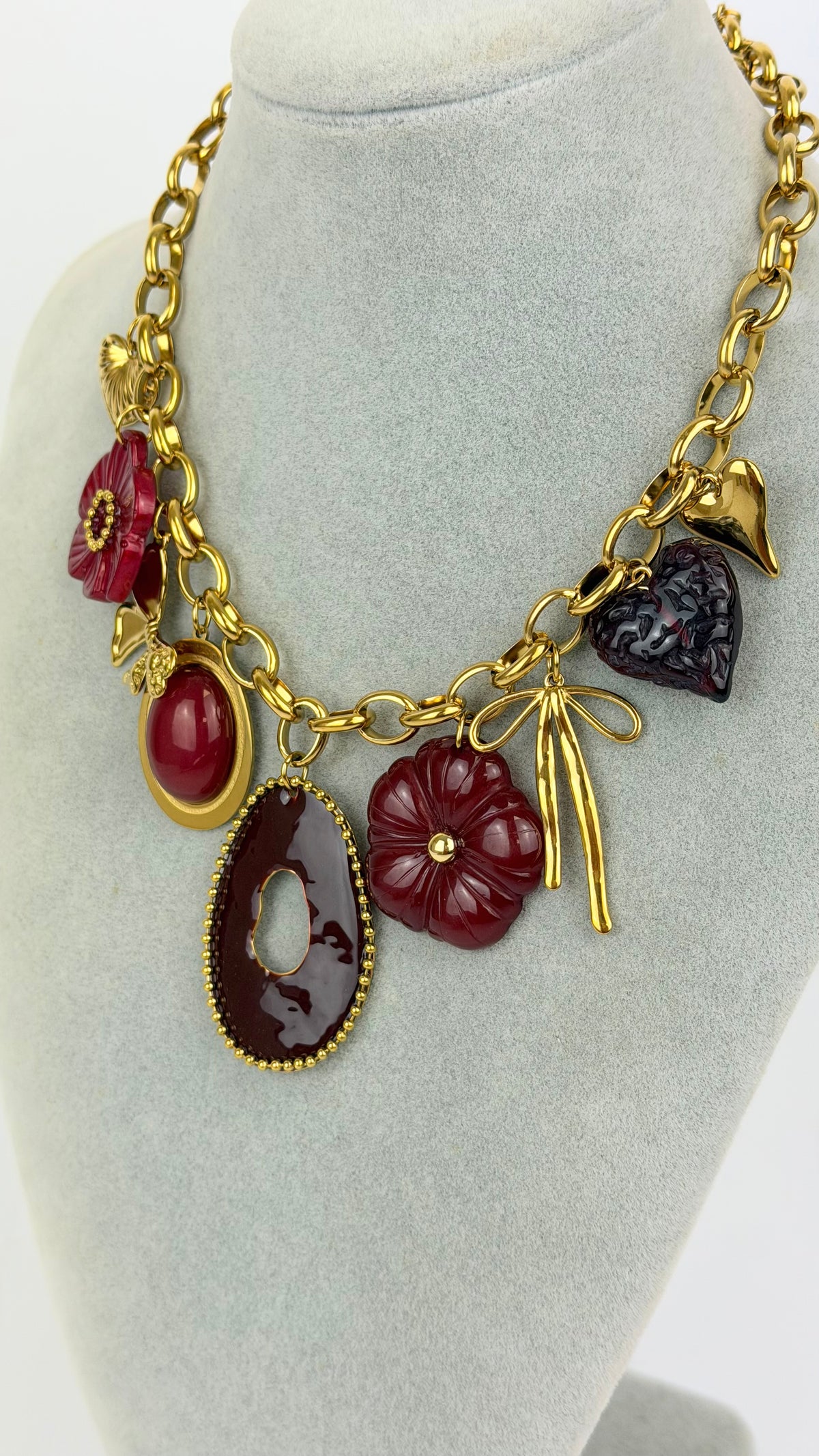 Colar aço dourado com pendentes tons bordeaux