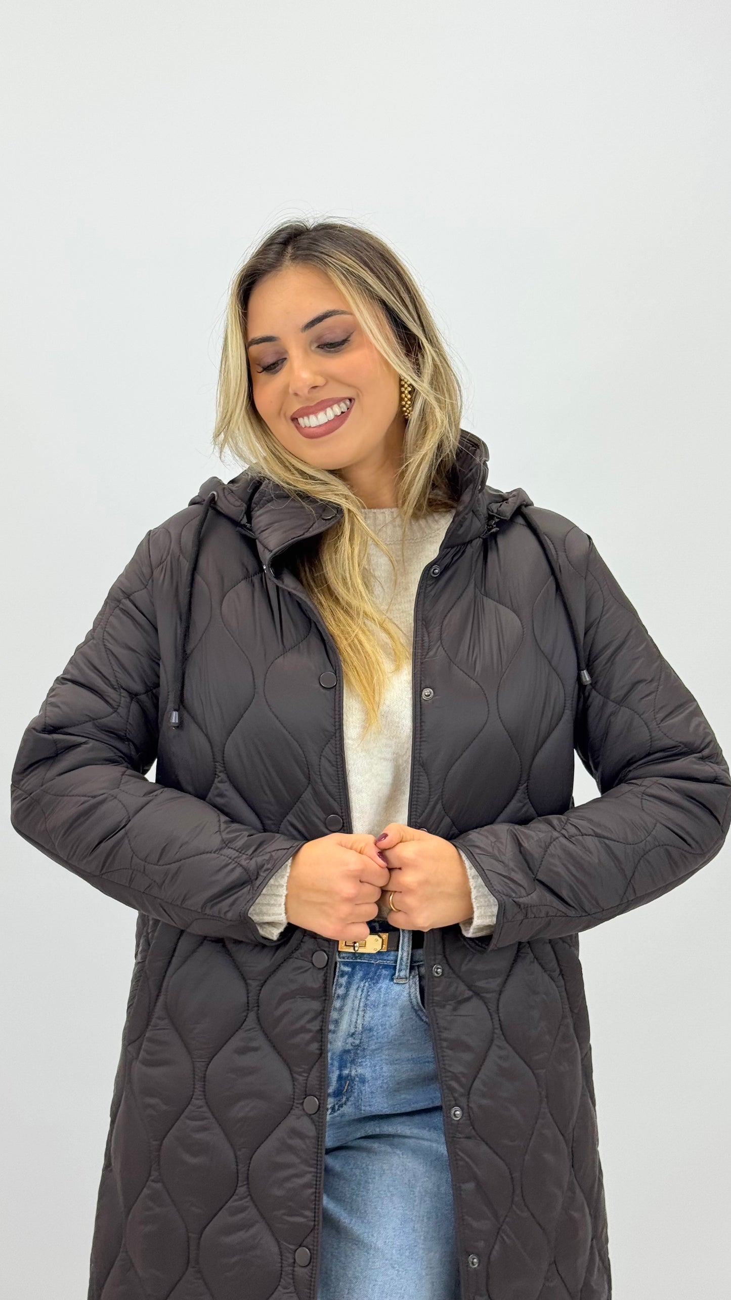 Parka acolchoada com capuz castanho-chocolate