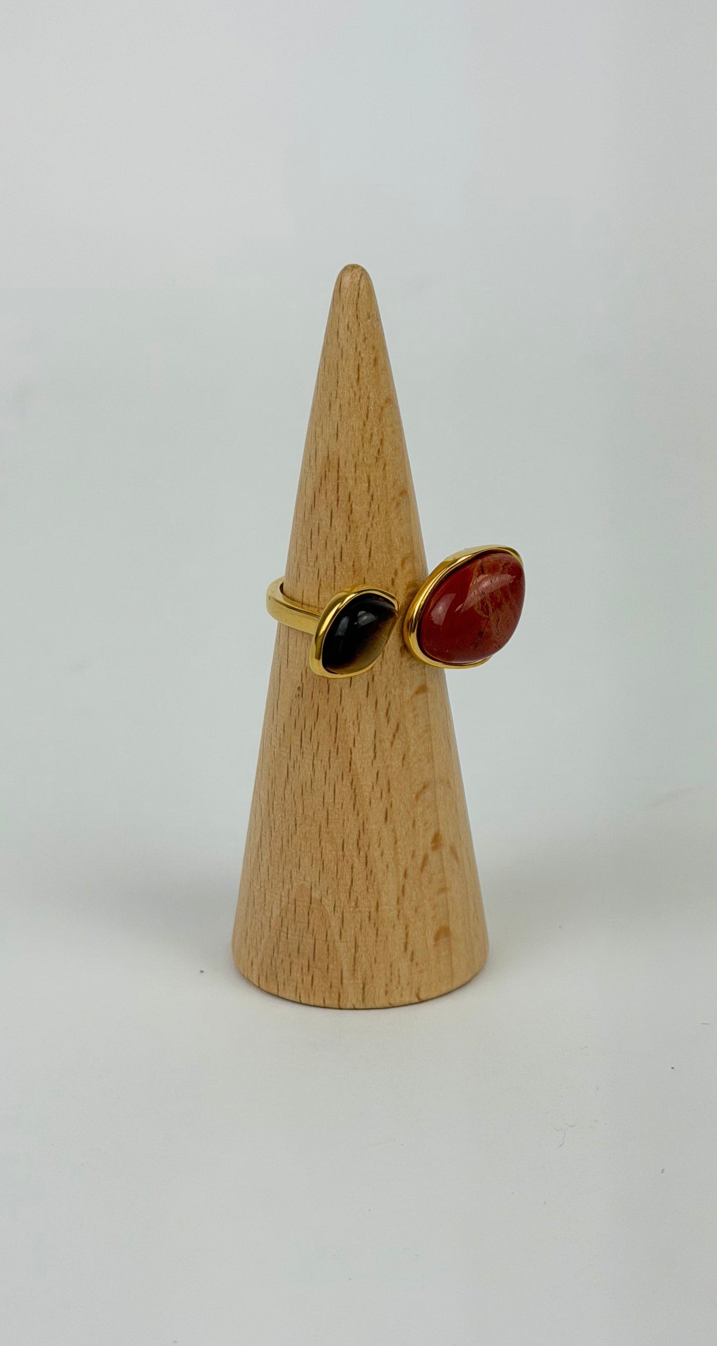 Anel aço dourado pedra telha e castanha