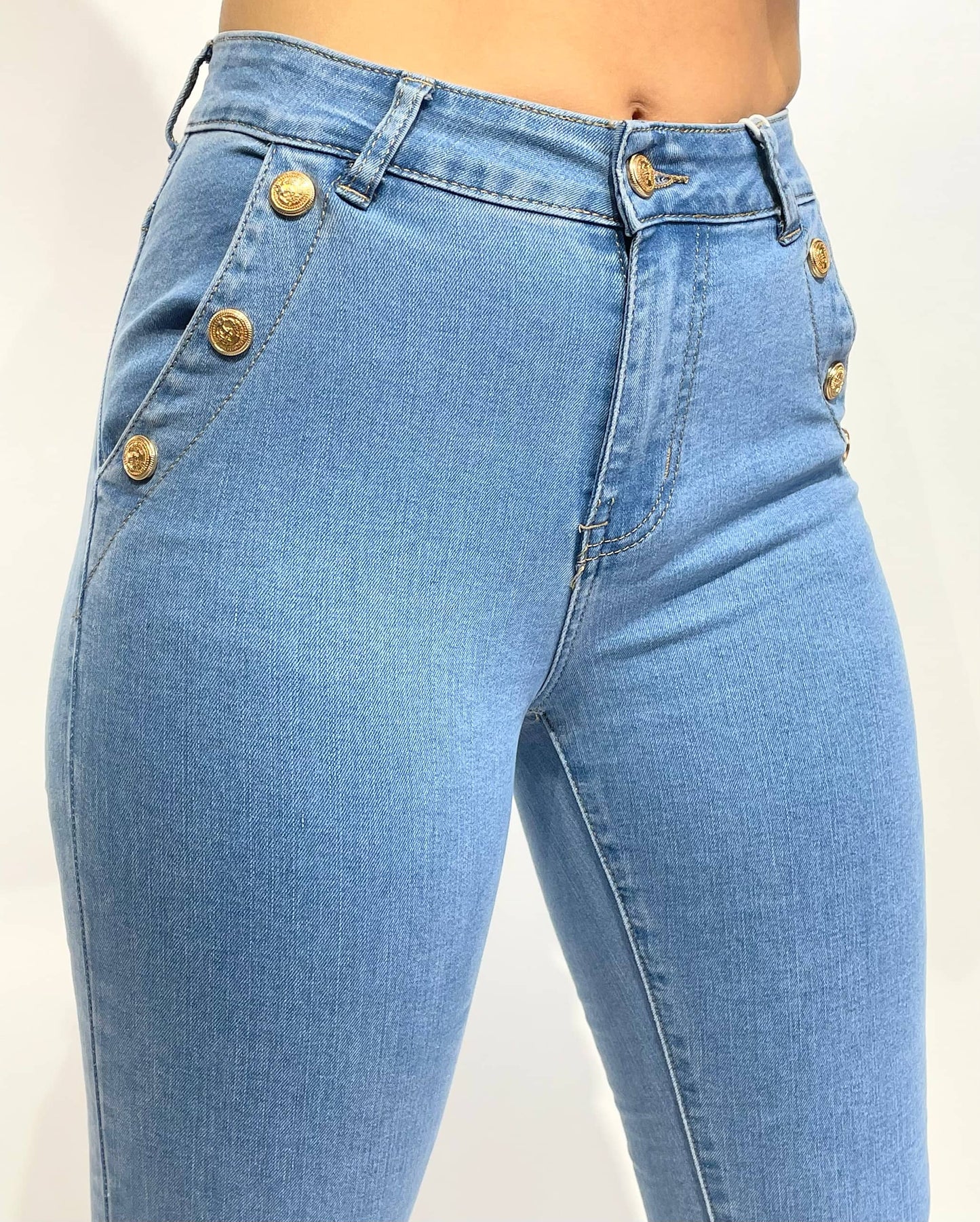 Calças ganga skinny com botões dourados