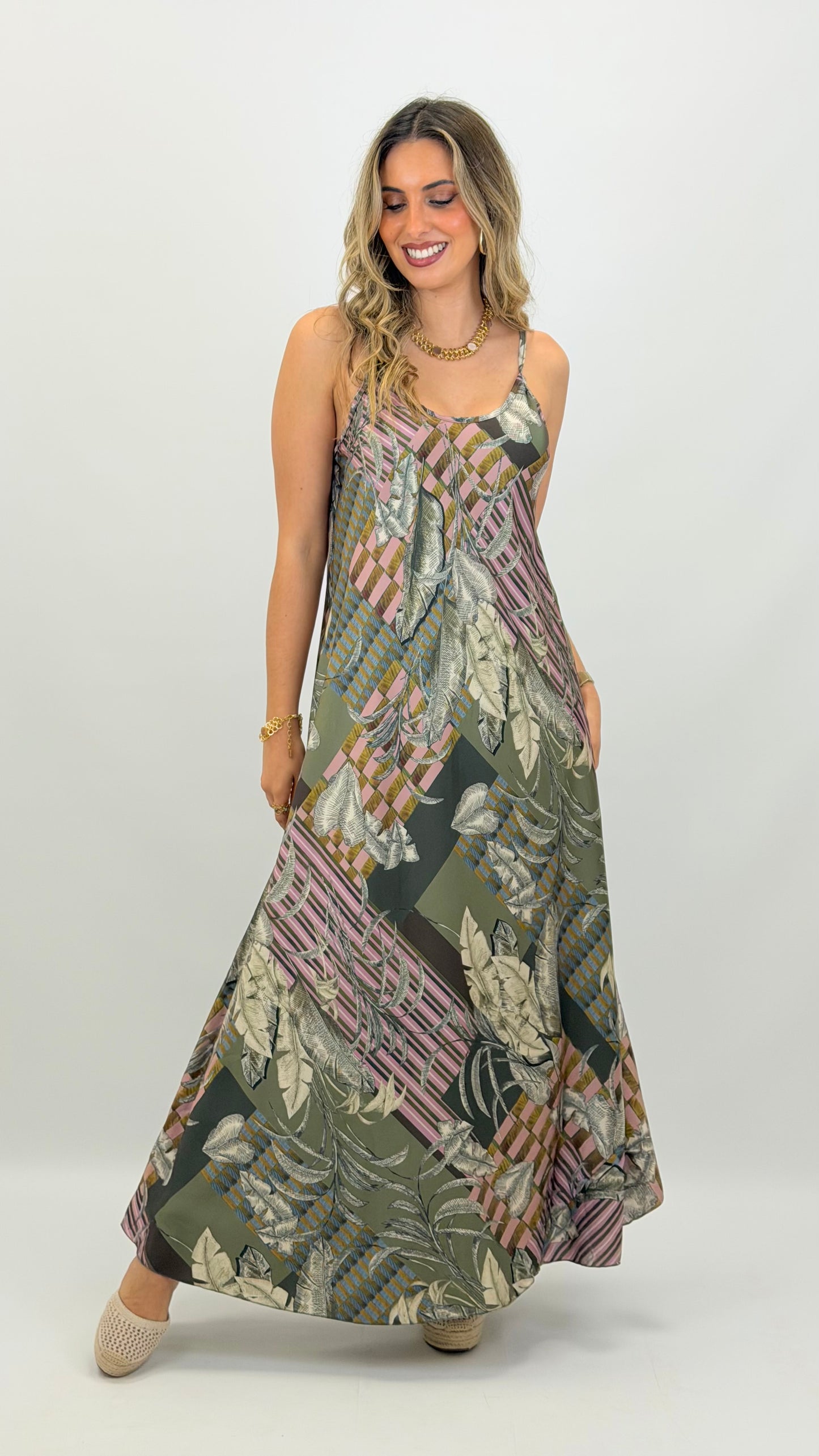 Vestido alças fundo verde estampado floral