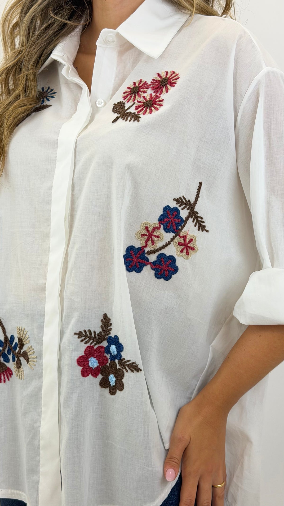 Camisa branca flores bordadas azul e bordeaux