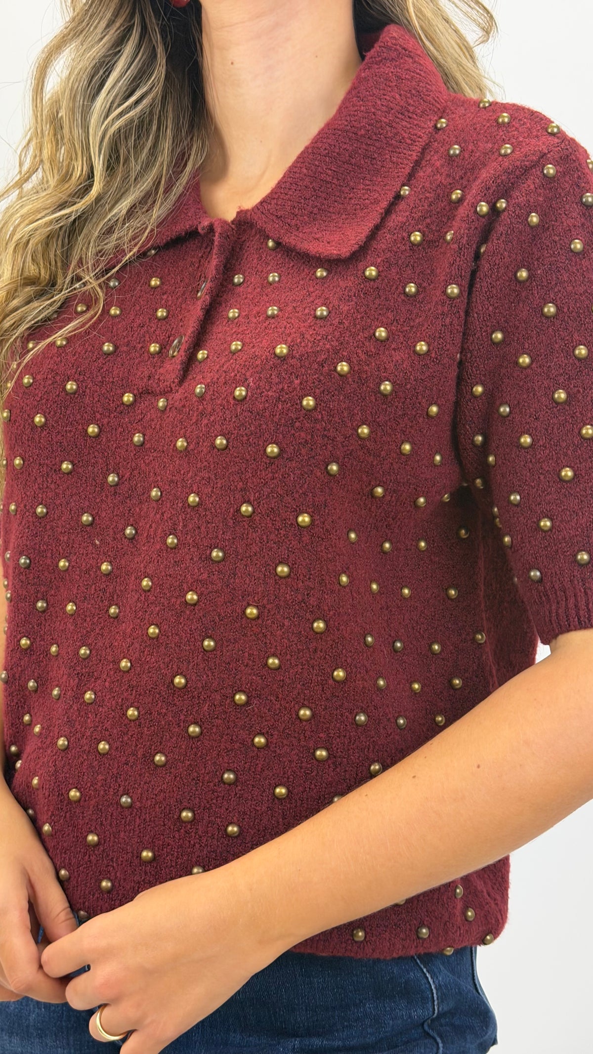 Polo malha fofa com tachas bordeaux