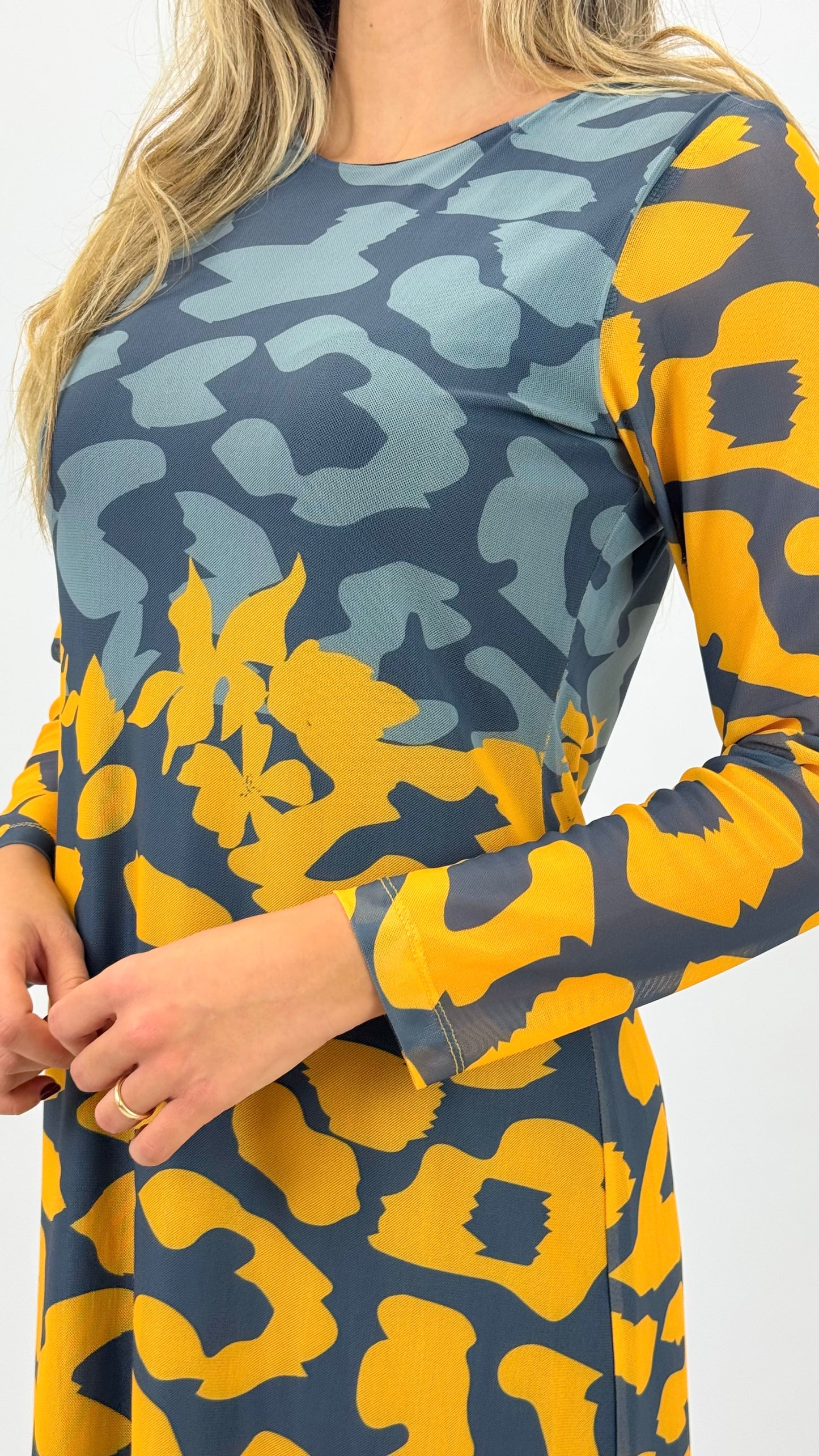 Vestido Mercedes de Miguel tons azul e amarelo