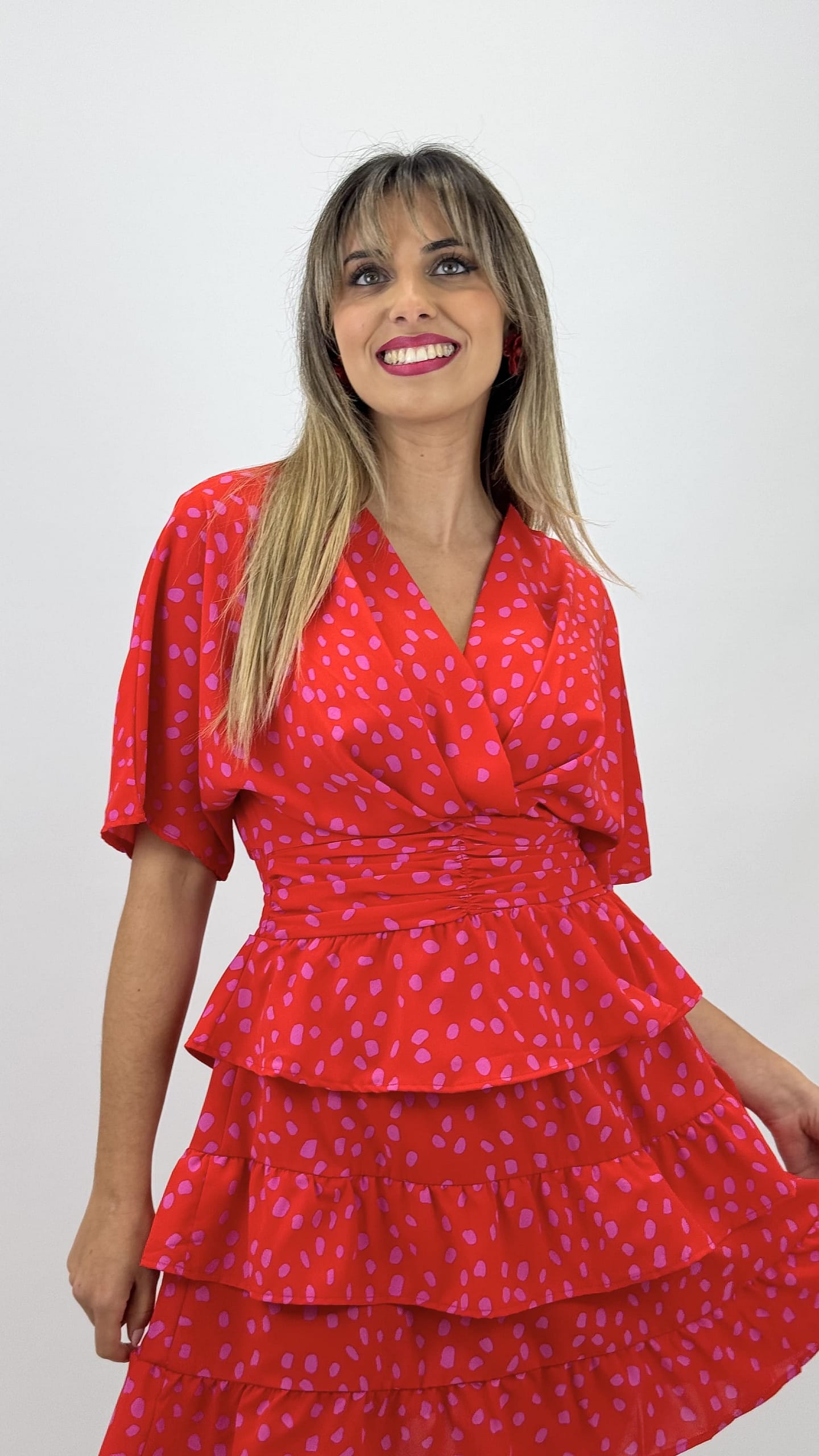 Vestido curto vermelho com pintinhas