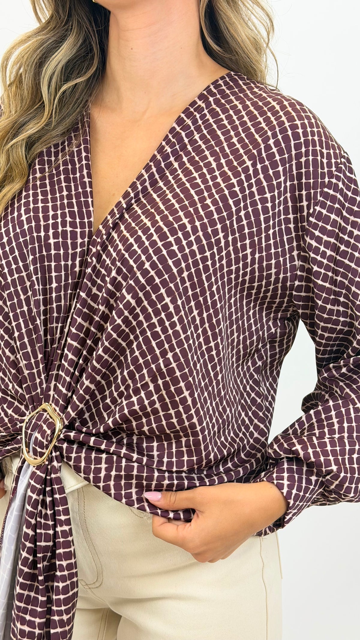Blusa tons bordeaux e creme com aplique dourado
