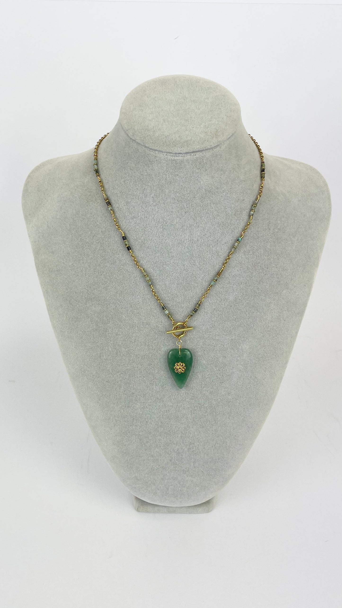 Colar missangas aço dourado e verde com pendente verde