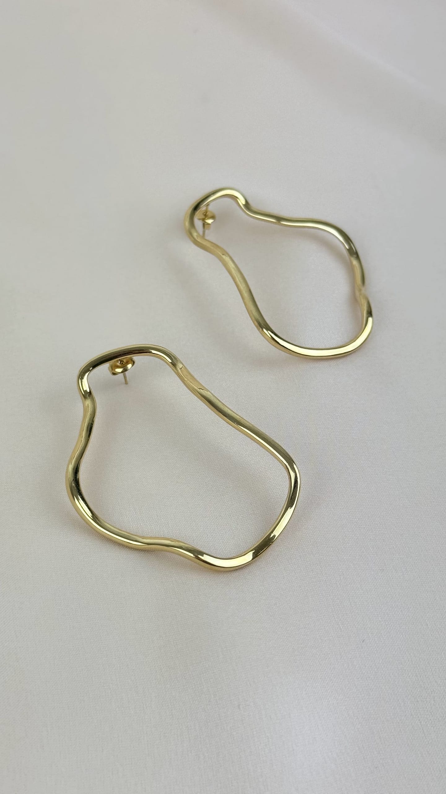 Brincos aro em aço assimétrico