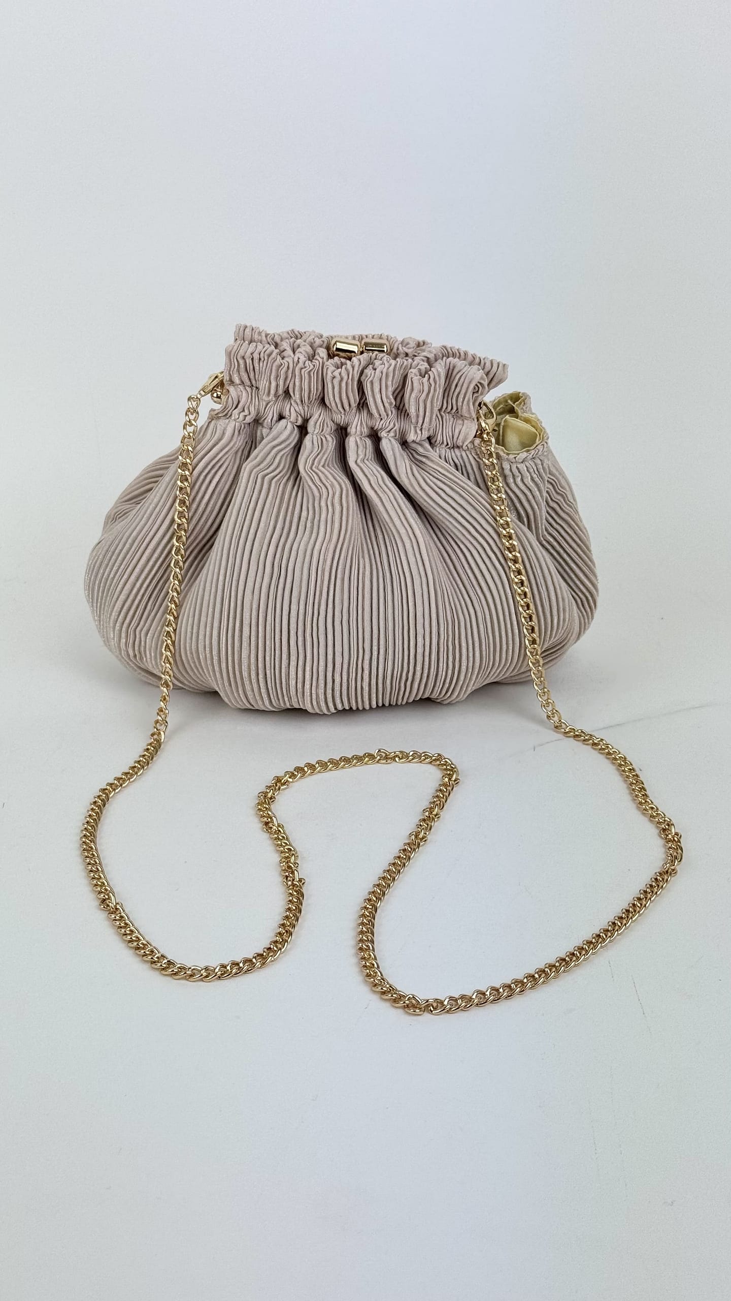 Bolsa em tecido plissado nude