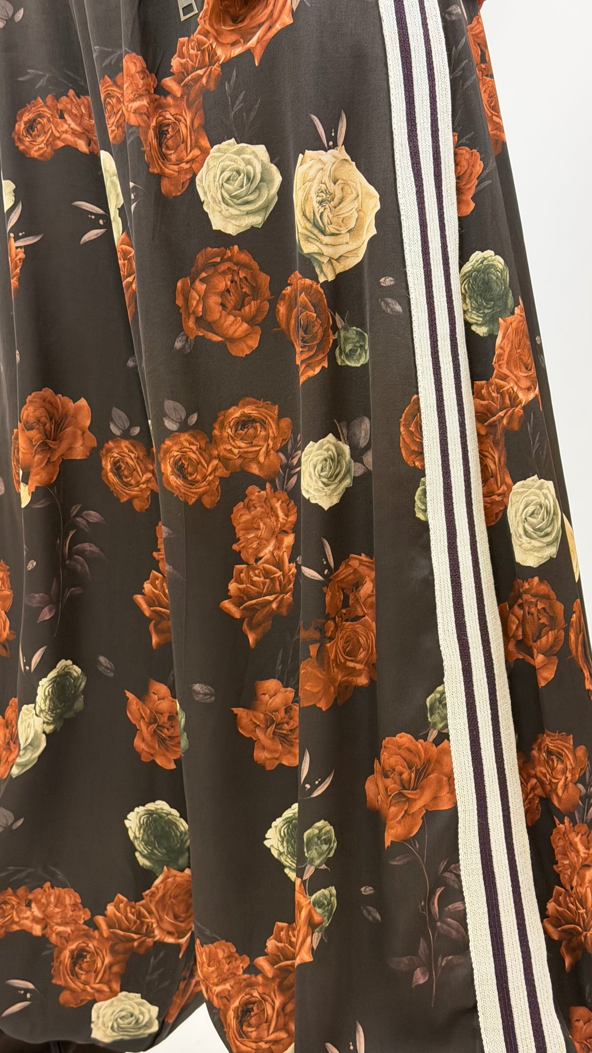 Calça estilo bombacha castanho estampado floral tons telha