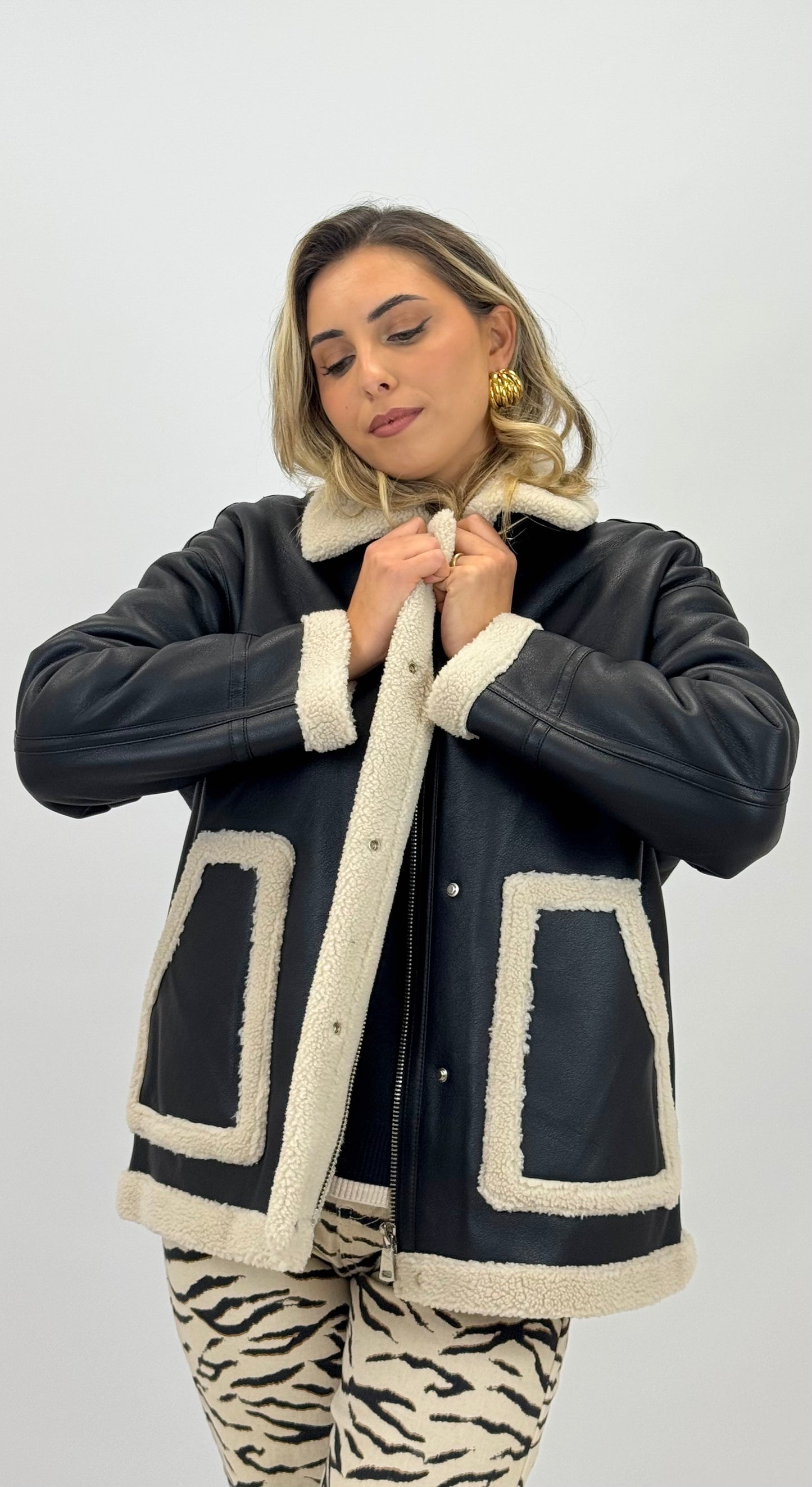 Casaco estilo eco-pele preto com pelinho pérola