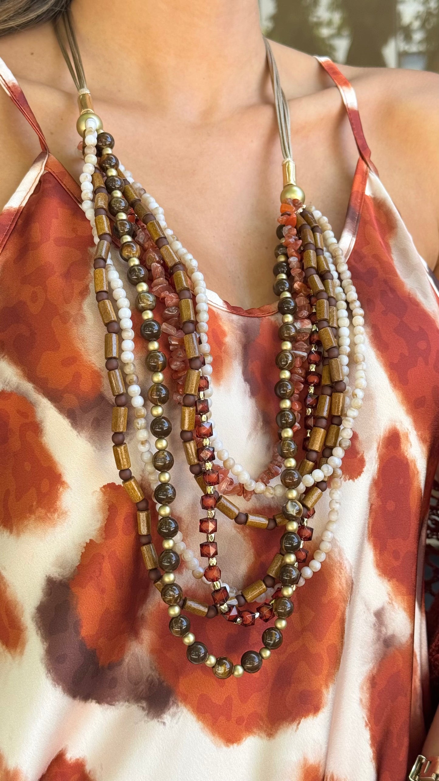 Colar comprido tons telha e castanho