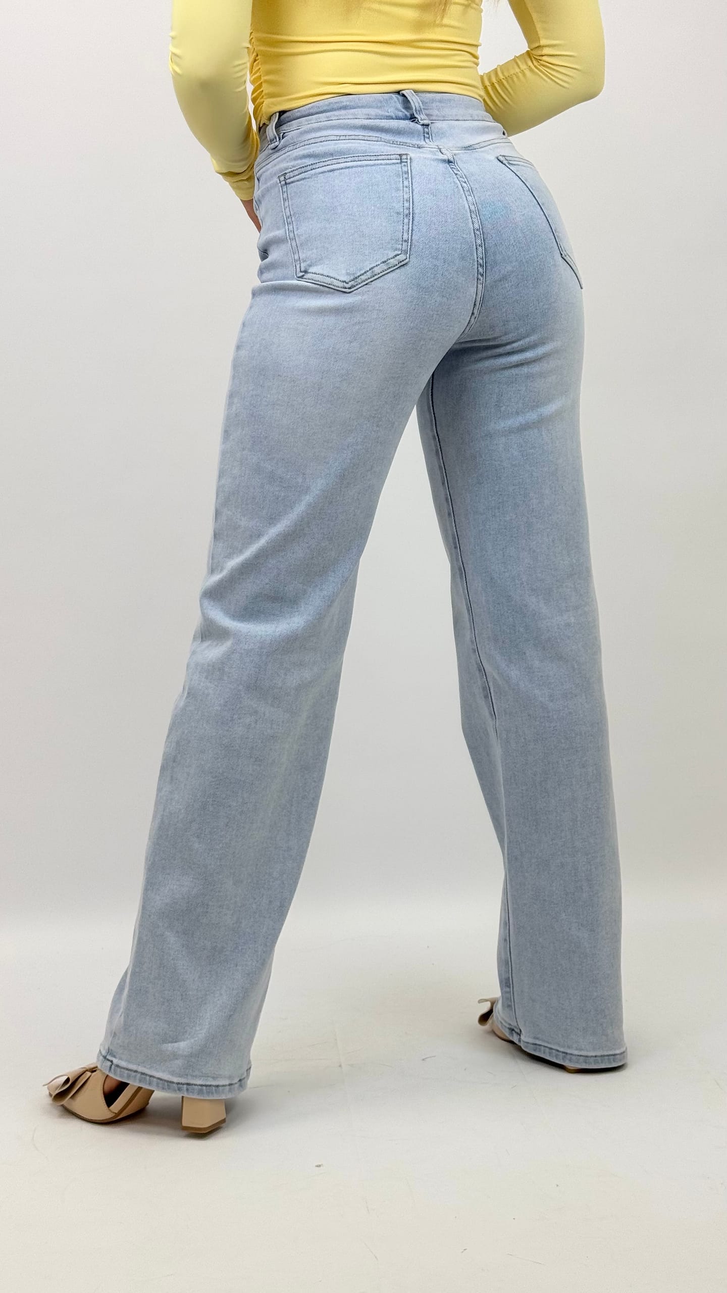 Calça de ganga clarinha modelo wide-leg