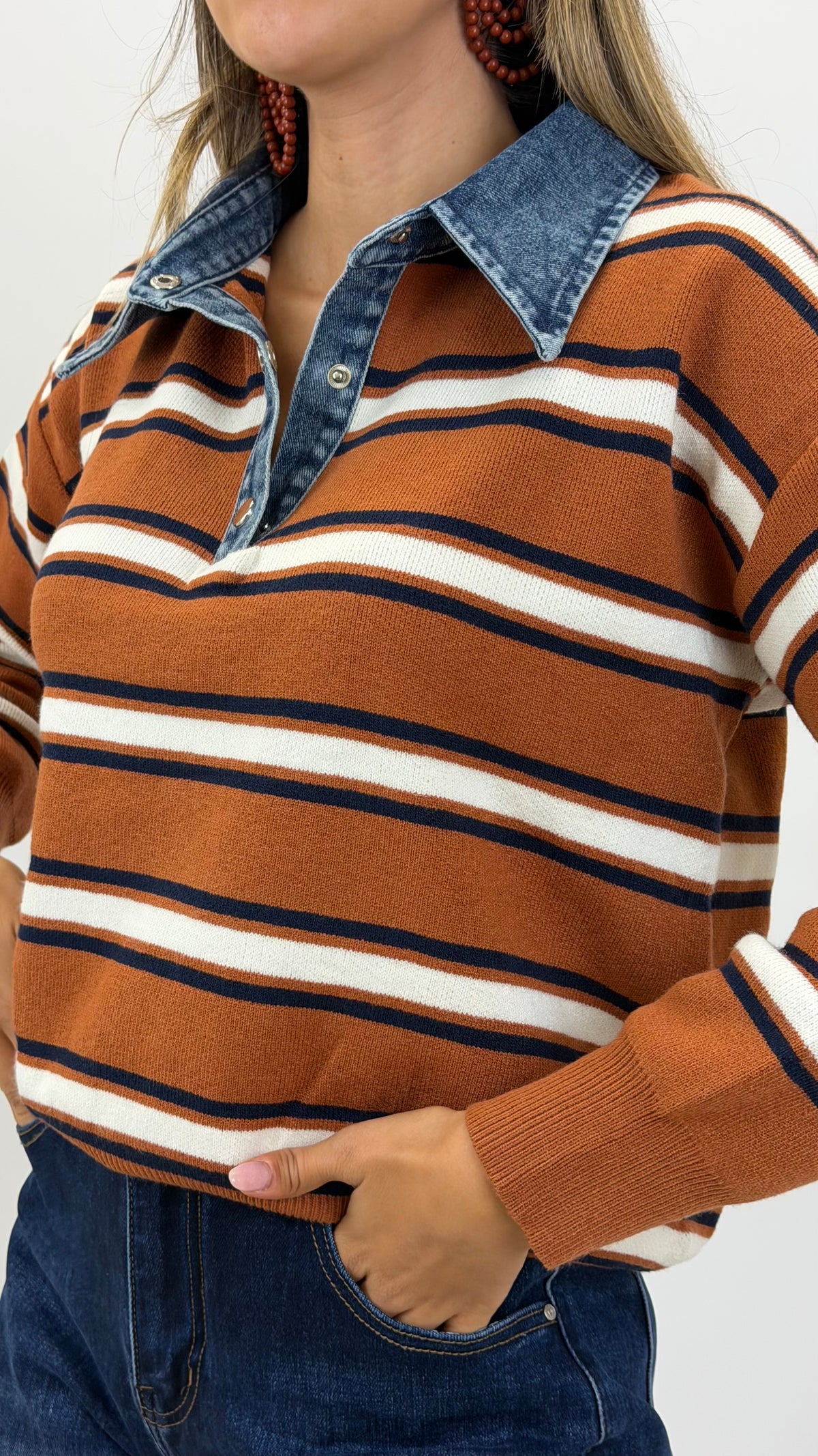 Polo malha riscas fundo telha com golas em ganga