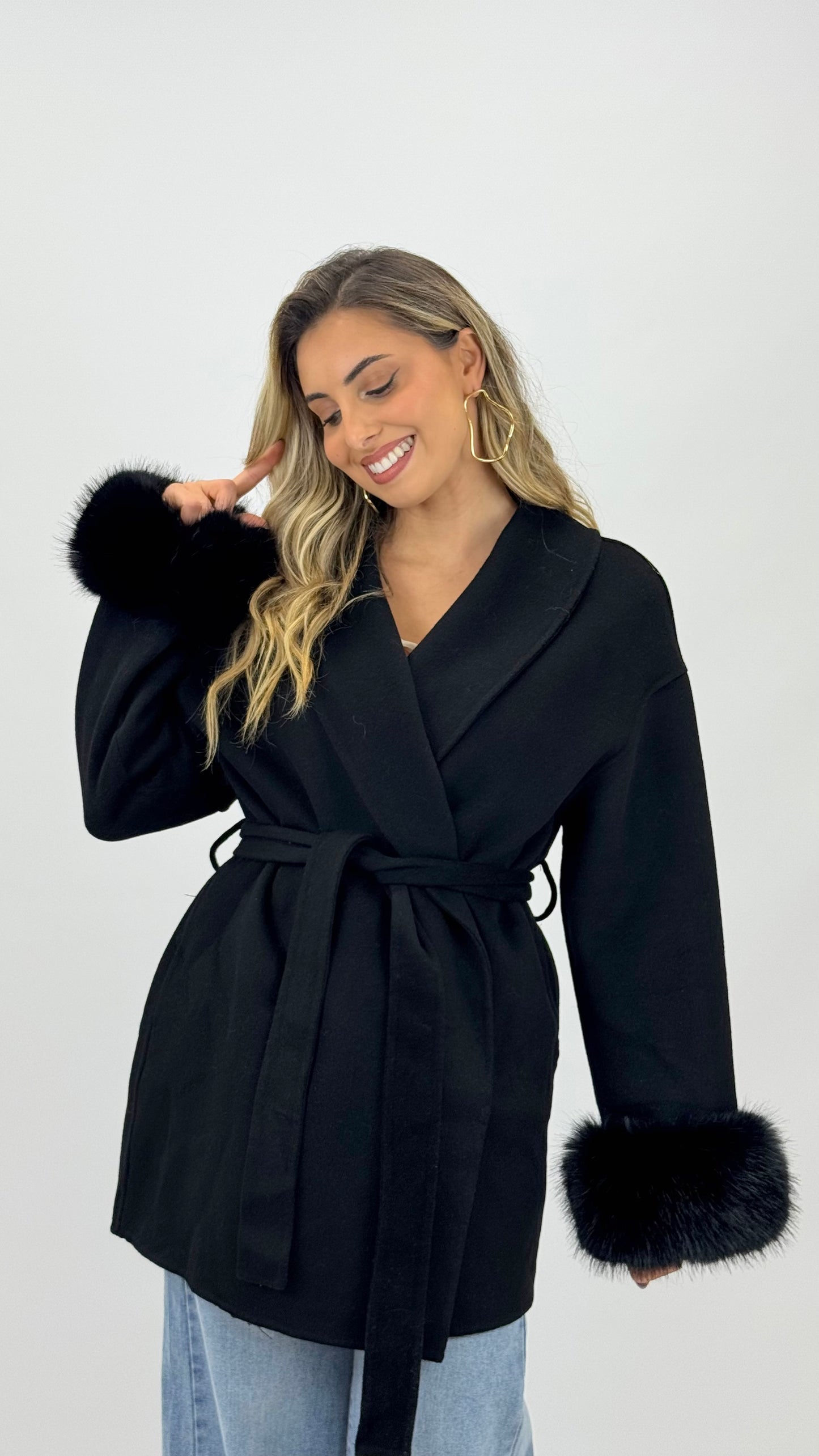 Casaco fazenda lã preto com pelo nos punhos