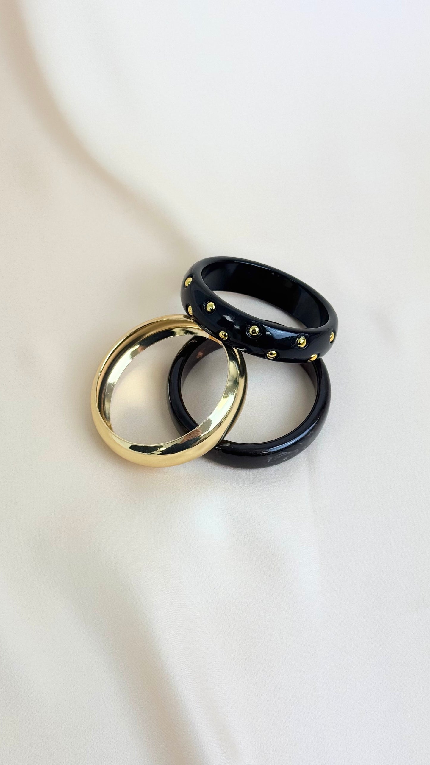 Conjunto pulseiras preto, dourado e acrílico