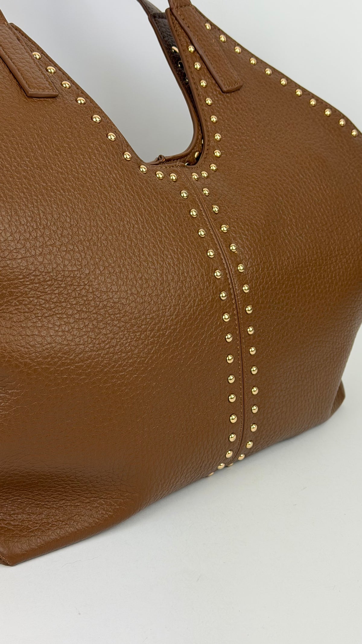 Carteira/saco eco-pele camel com tachas douradas