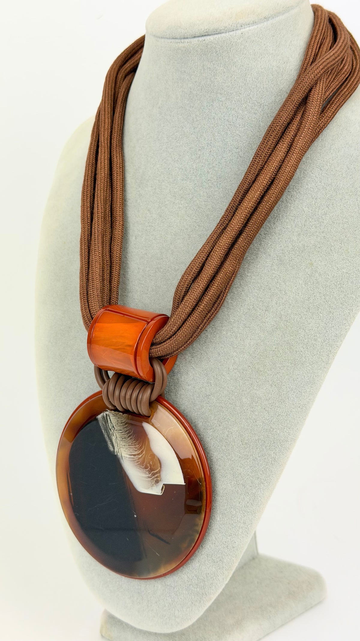 Colar castanho em tecido e medalhão acrílico telha e castanho