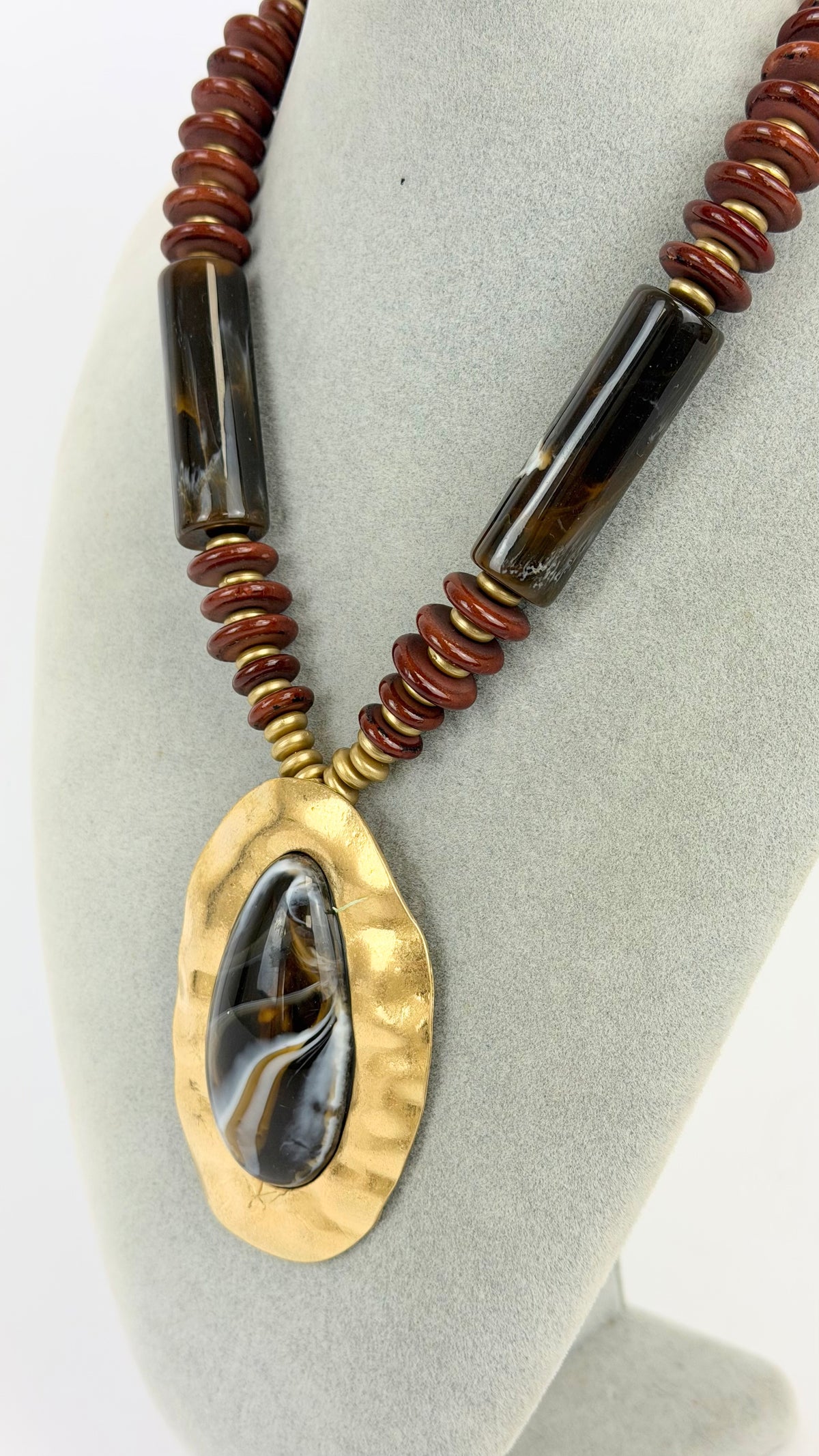 Colar telha com pedra grande castanha e rebordo dourado
