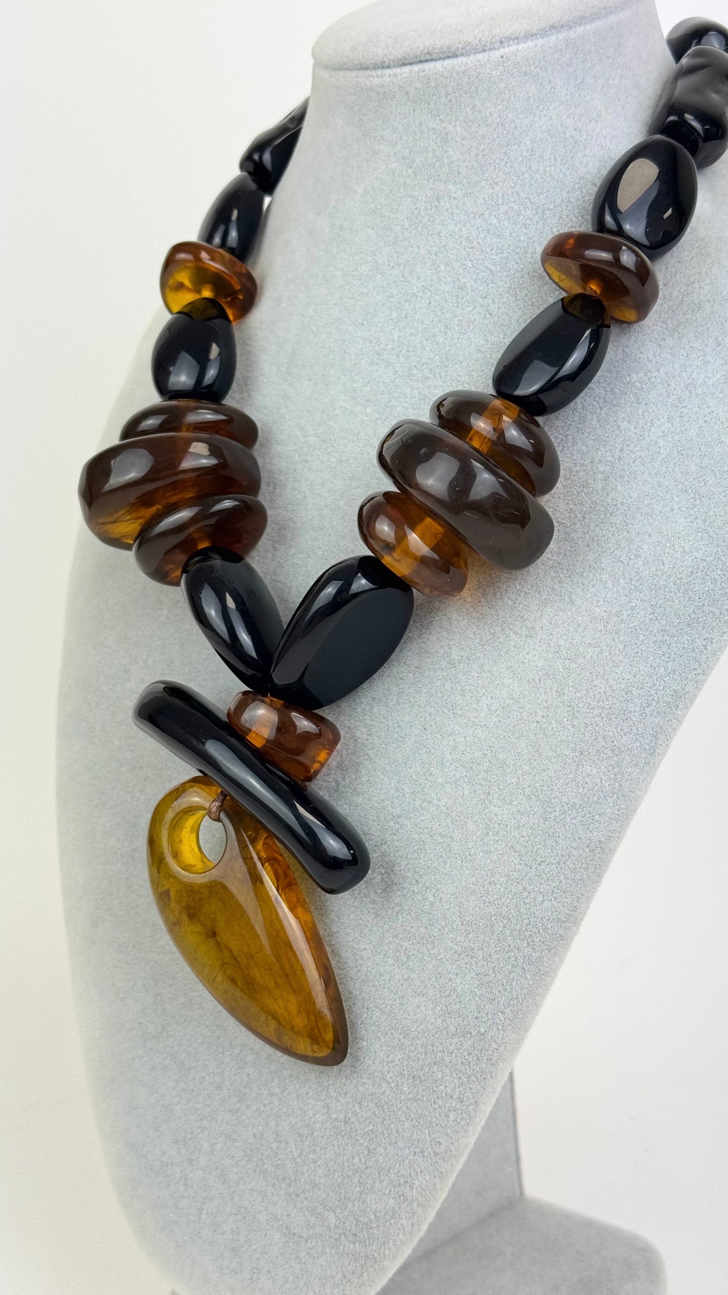 Colar acrílico tons preto e âmbar